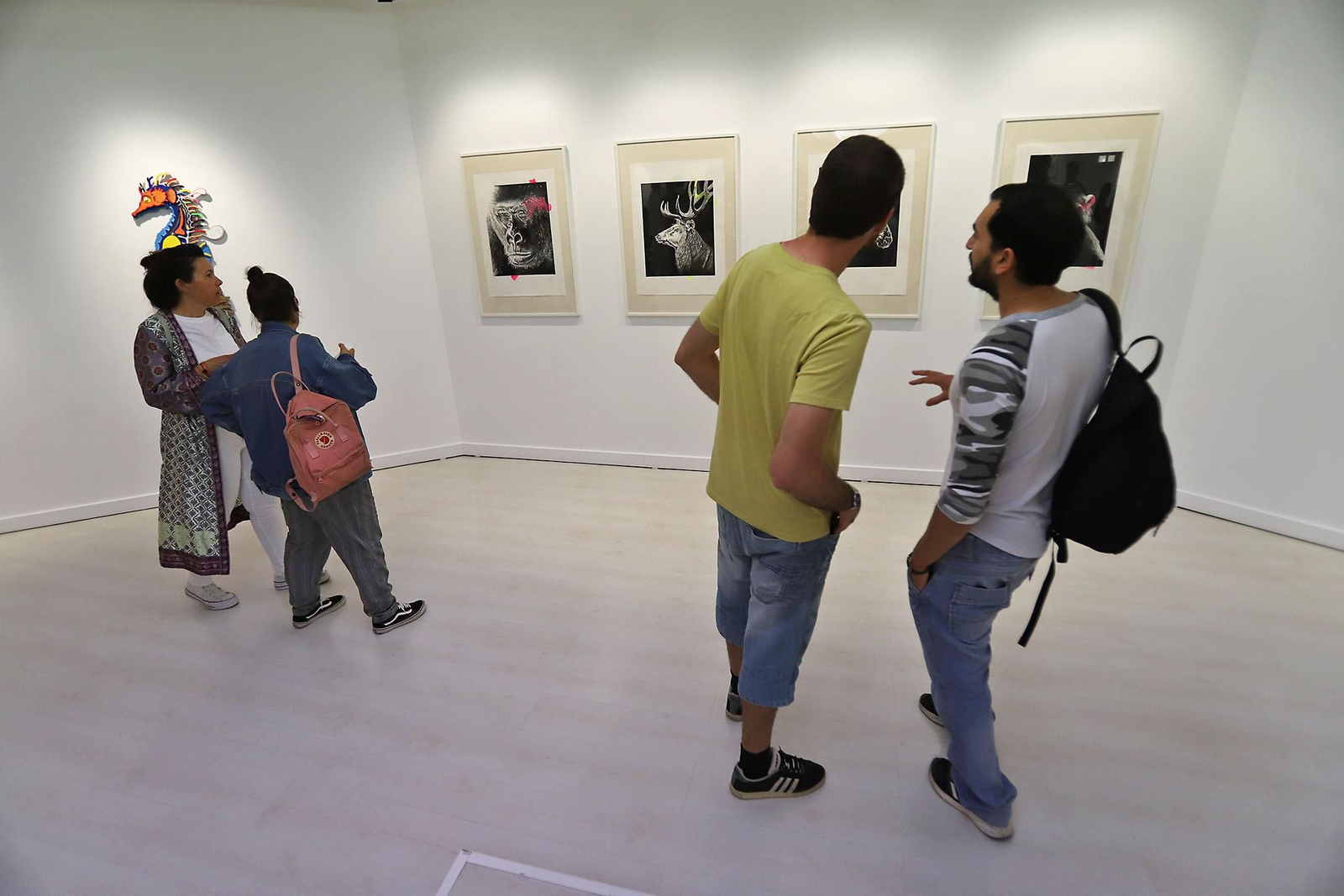 Imágenes de la exposición del artista onubense Wild Welva titulada 'El adiós, el comienzo y todo lo demás'.