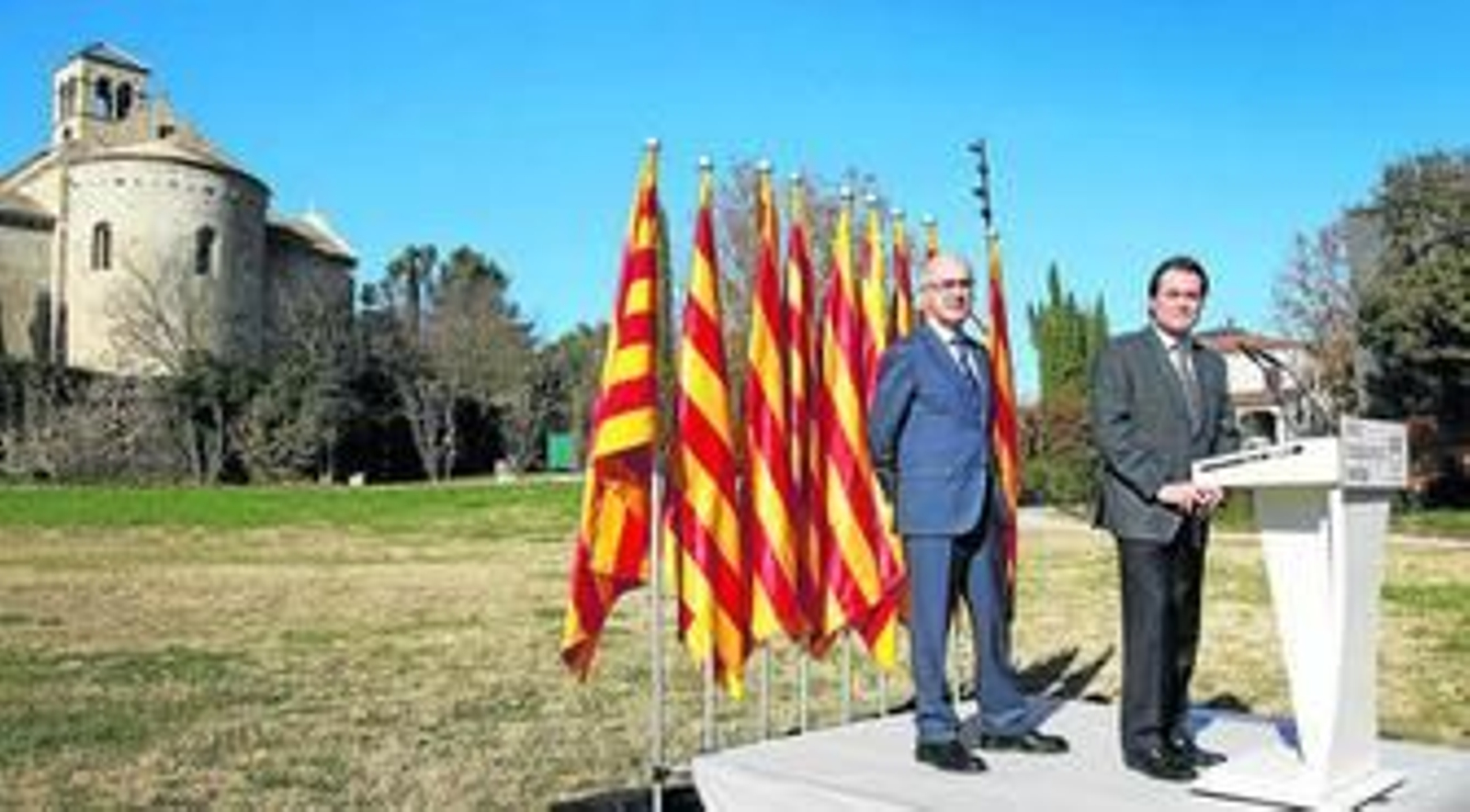 Mas, flanqueado por Duran Lleida, durante la declaración que realizó ayer frente al monasterio de Sant Benet.