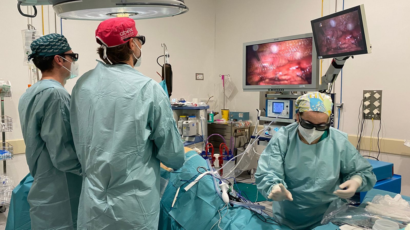 Un momento de la intervención en el Hospital Regional.