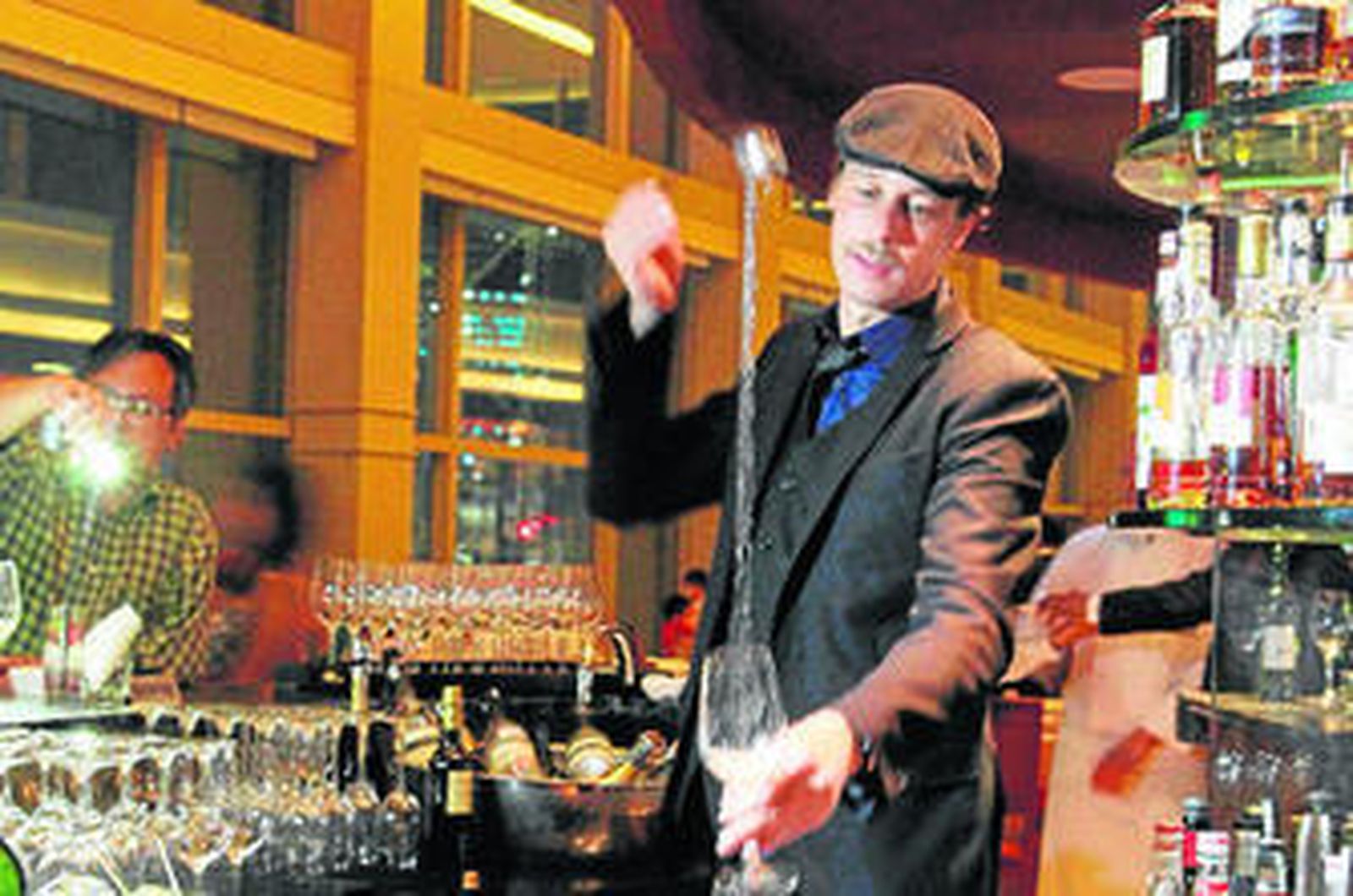 Johan Holmberg venencia una copa de fino durante una demostración de su destreza con Tío Pepe.