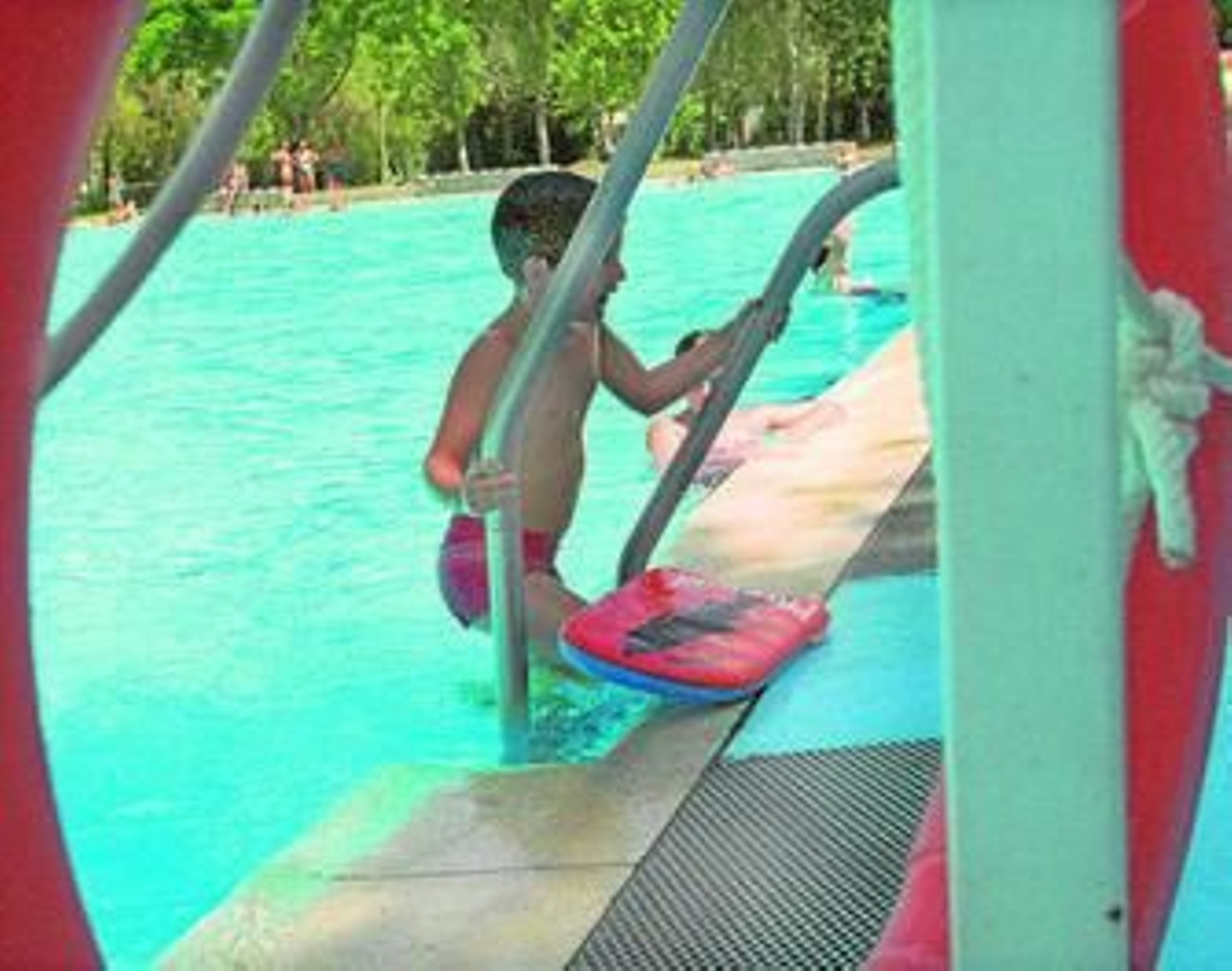 Nunca hay que dejar a los niños solos o sin vigilar en las piscinas.