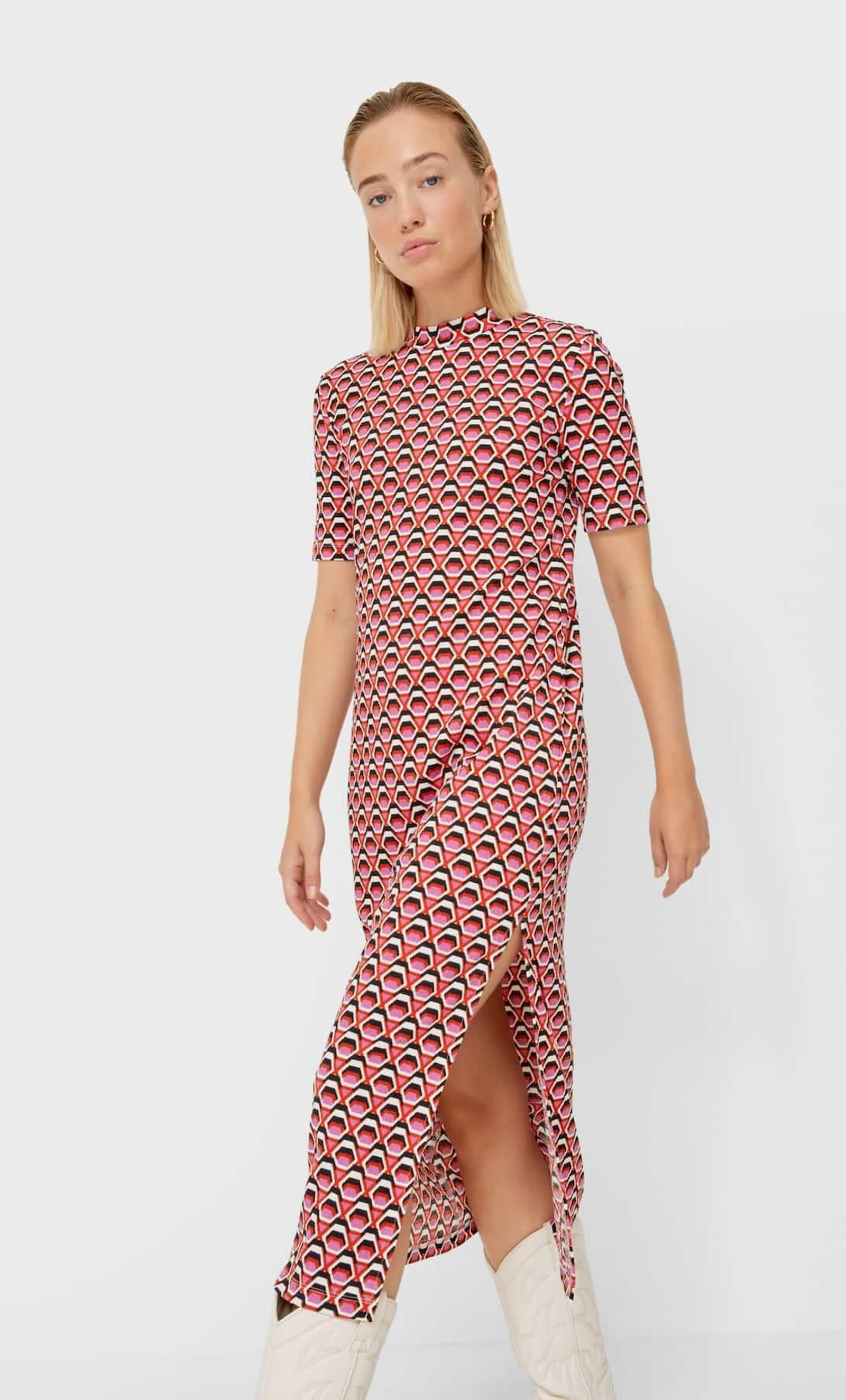 Vestido con estampado geométrico de Stradivarius.