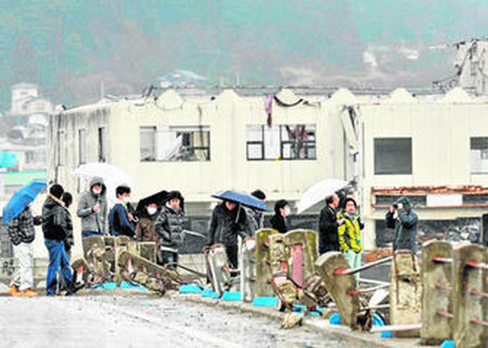 Visitantes acuden ayer a un pueblo devastado en la prefectura de Miyagi.