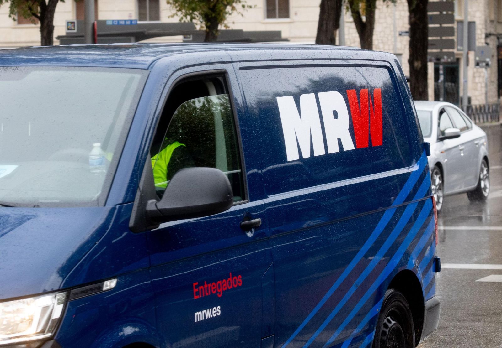 Una furgoneta de reparto.