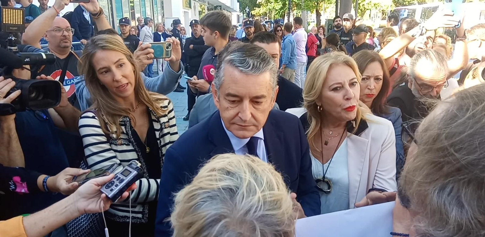 El consejero de Sanidad, Antonio Sanz (c.), hablando con representantes de la plataforma.