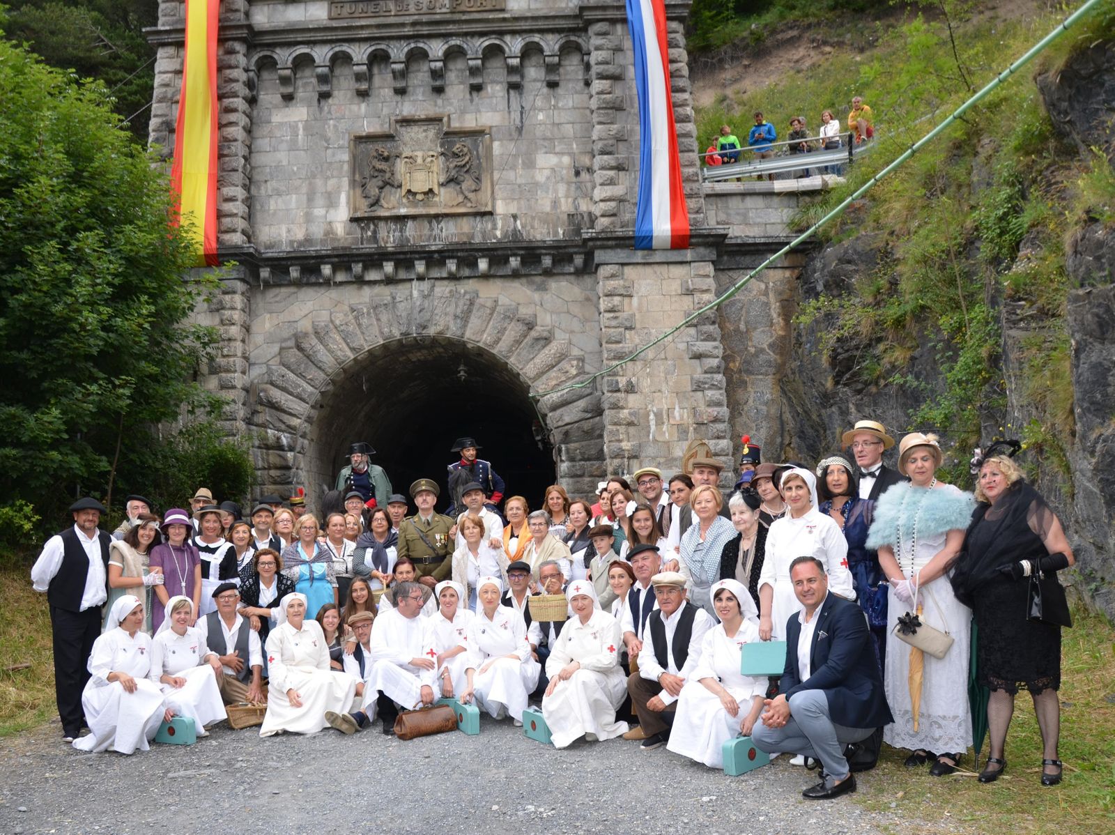 Macaeleros junto con compañeros de Canfranc en la recreación.