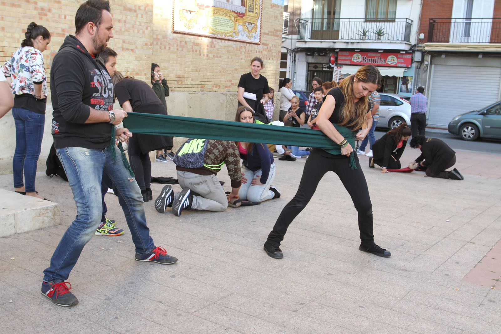 El ensayo de la cuadrilla de mujeres de la Hermandad del Santo Entierro, en imágenes