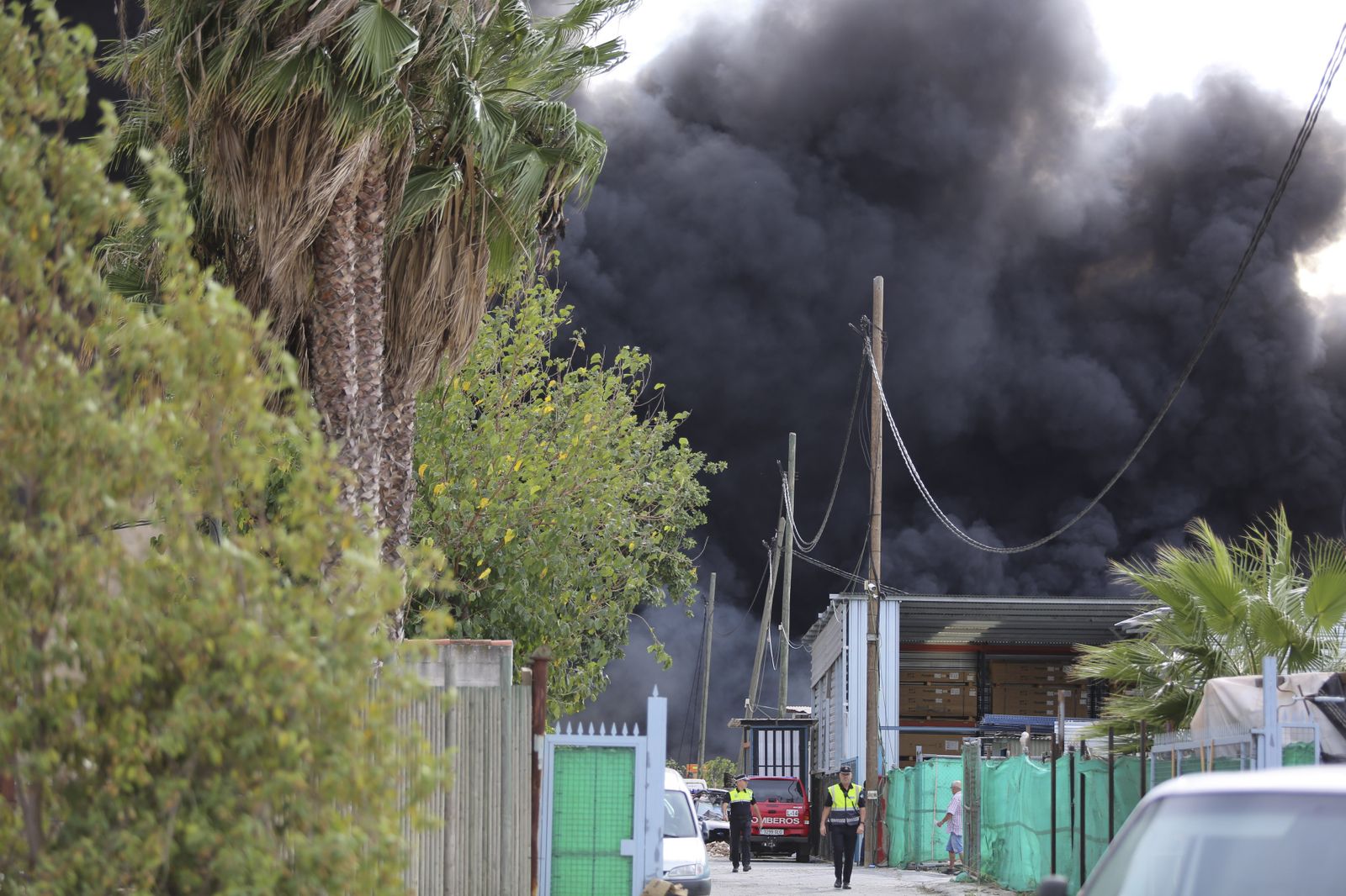 Fotos del incendio de varios vehículos en un aparcamiento de caravanas del polígono Guadalhorce