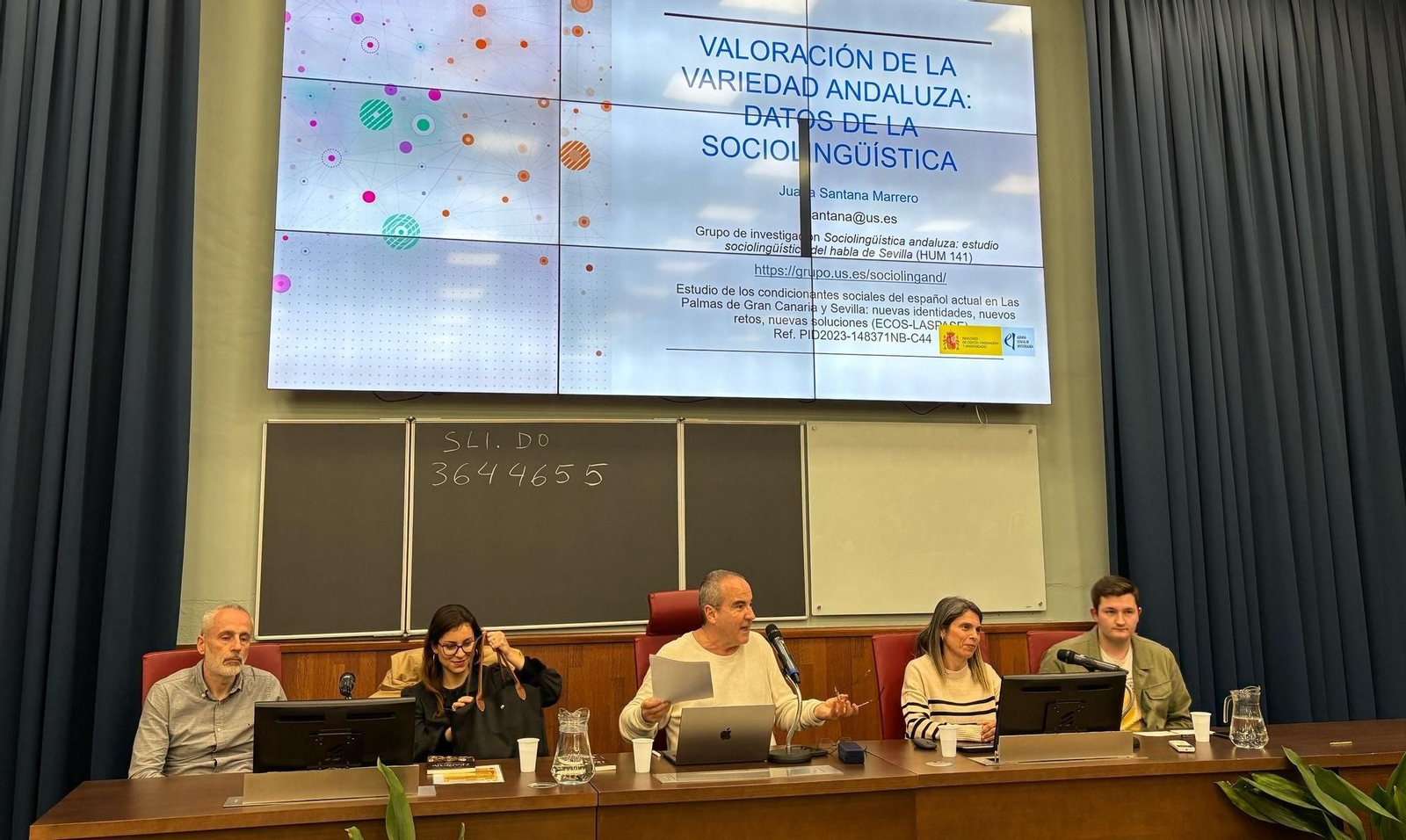 De izquierda a dcha: Antonio Benítez Burraco, María Méndez Orense, Juan Pablo Mora Gutiérrez, Juana Santana Marrero y el alumno Lorenzo Calle López en el debate