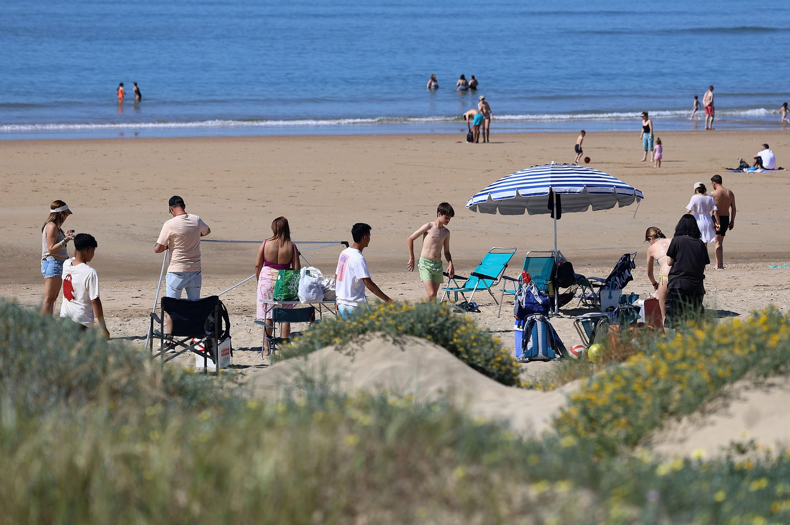 Imágenes del ambiente en las playas de Huelva durante la mañana