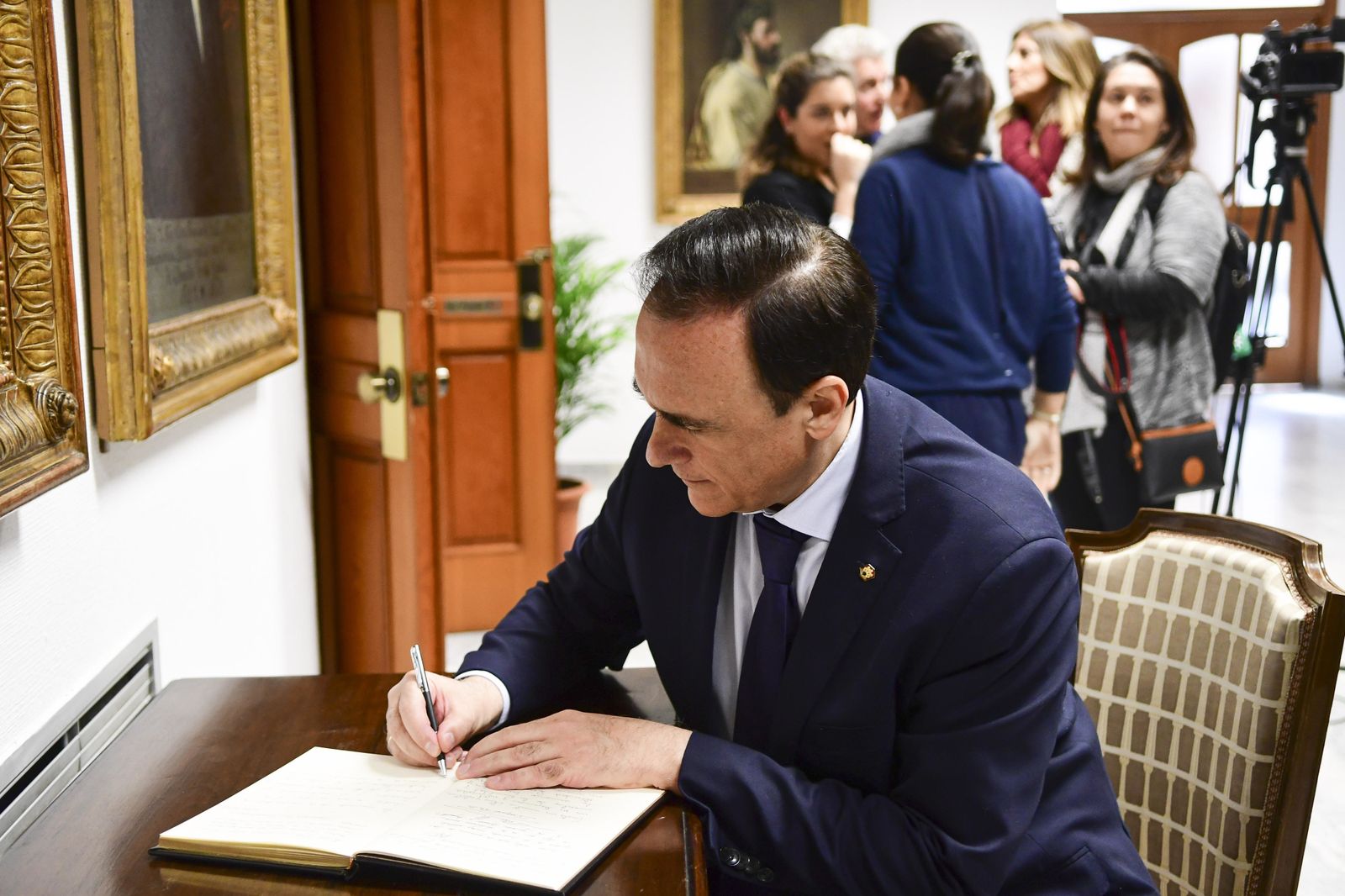 Las imágenes de la capilla ardiente de Pablo García Baena