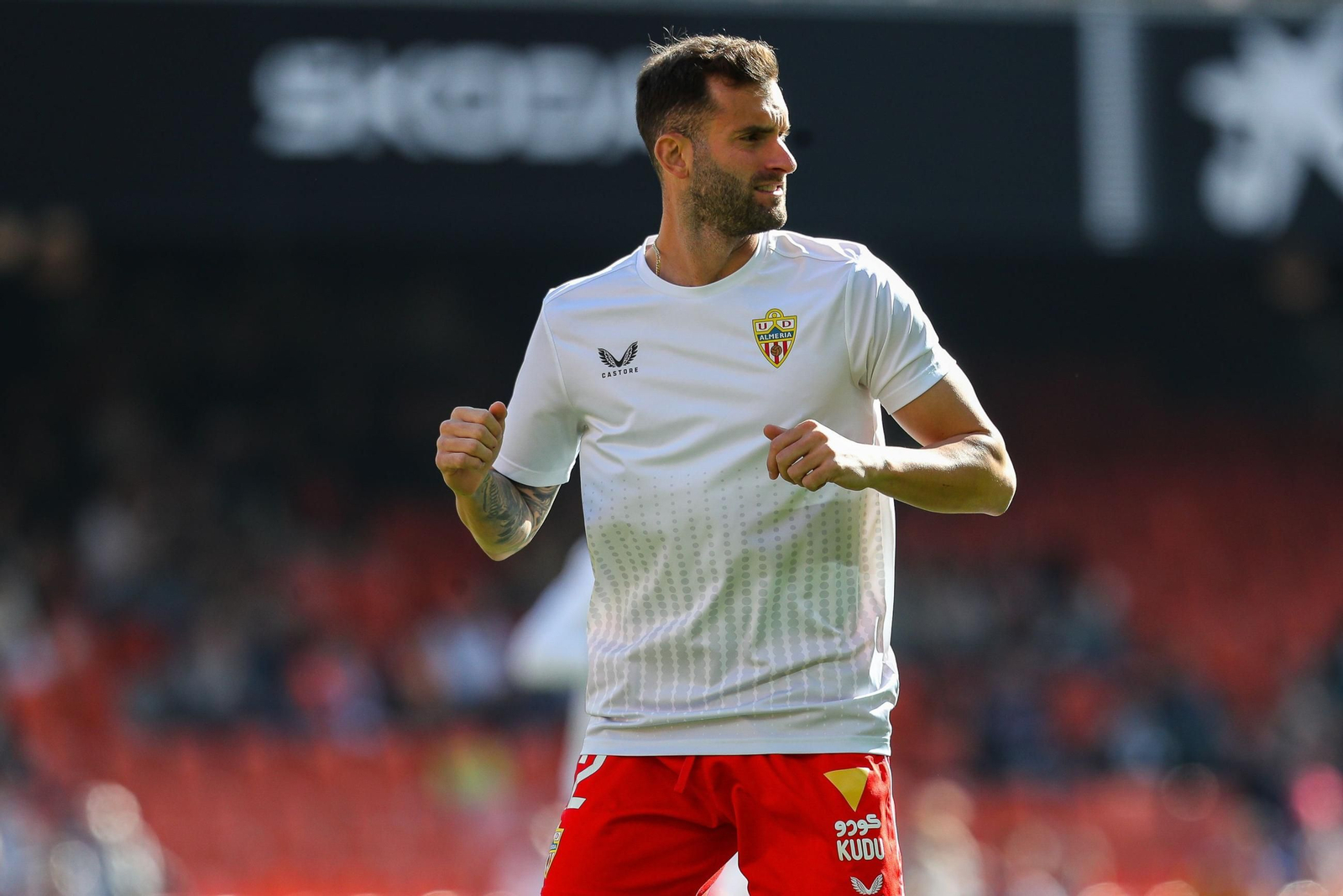 El jugador brasileño calienta antes del partido de los rojiblancos en Mestalla.