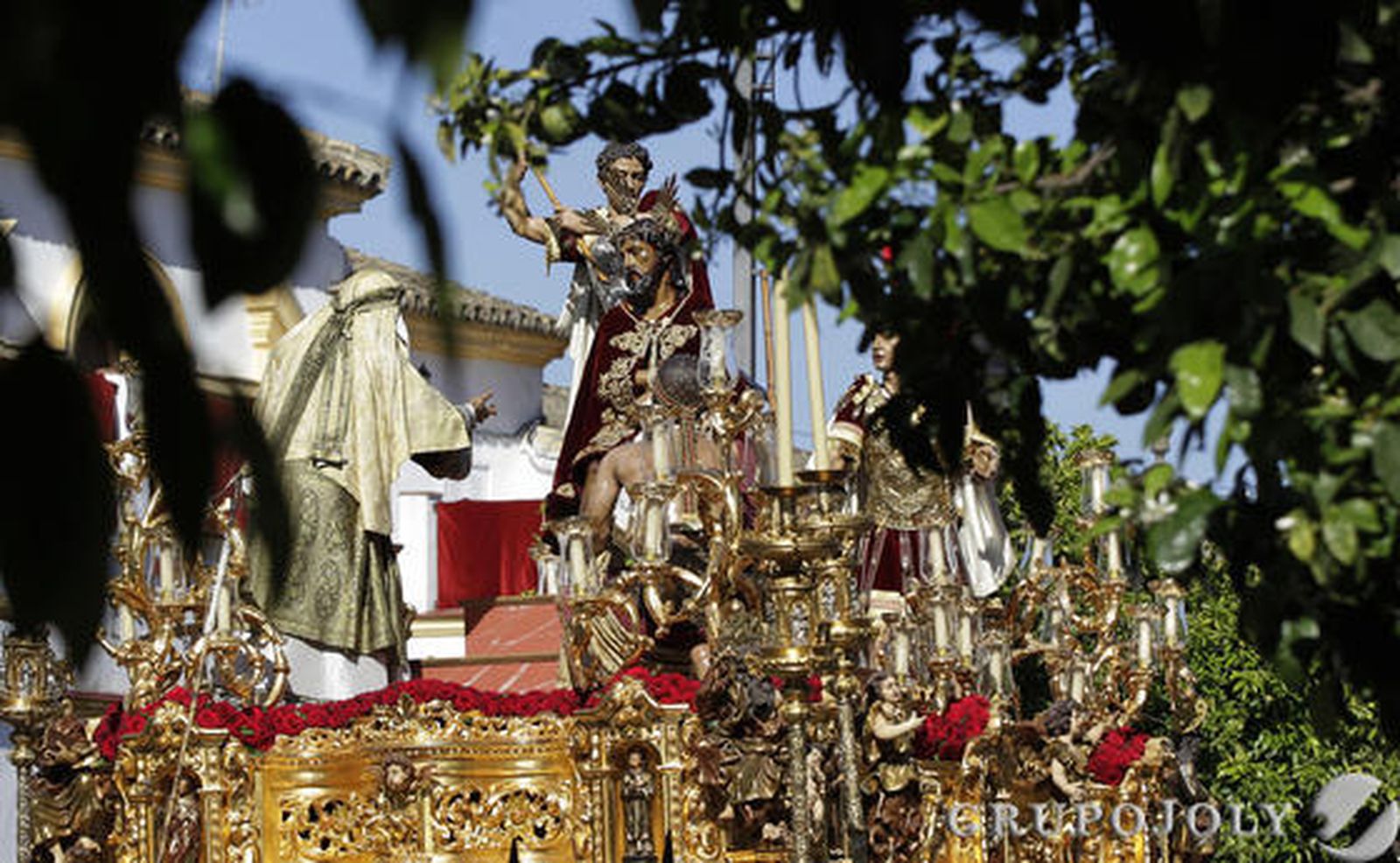 El Señor de la Coronación entre los naranjos en flor que presiden su salida en la calle Arcos.

Foto: Miguel Angel Gonzalez