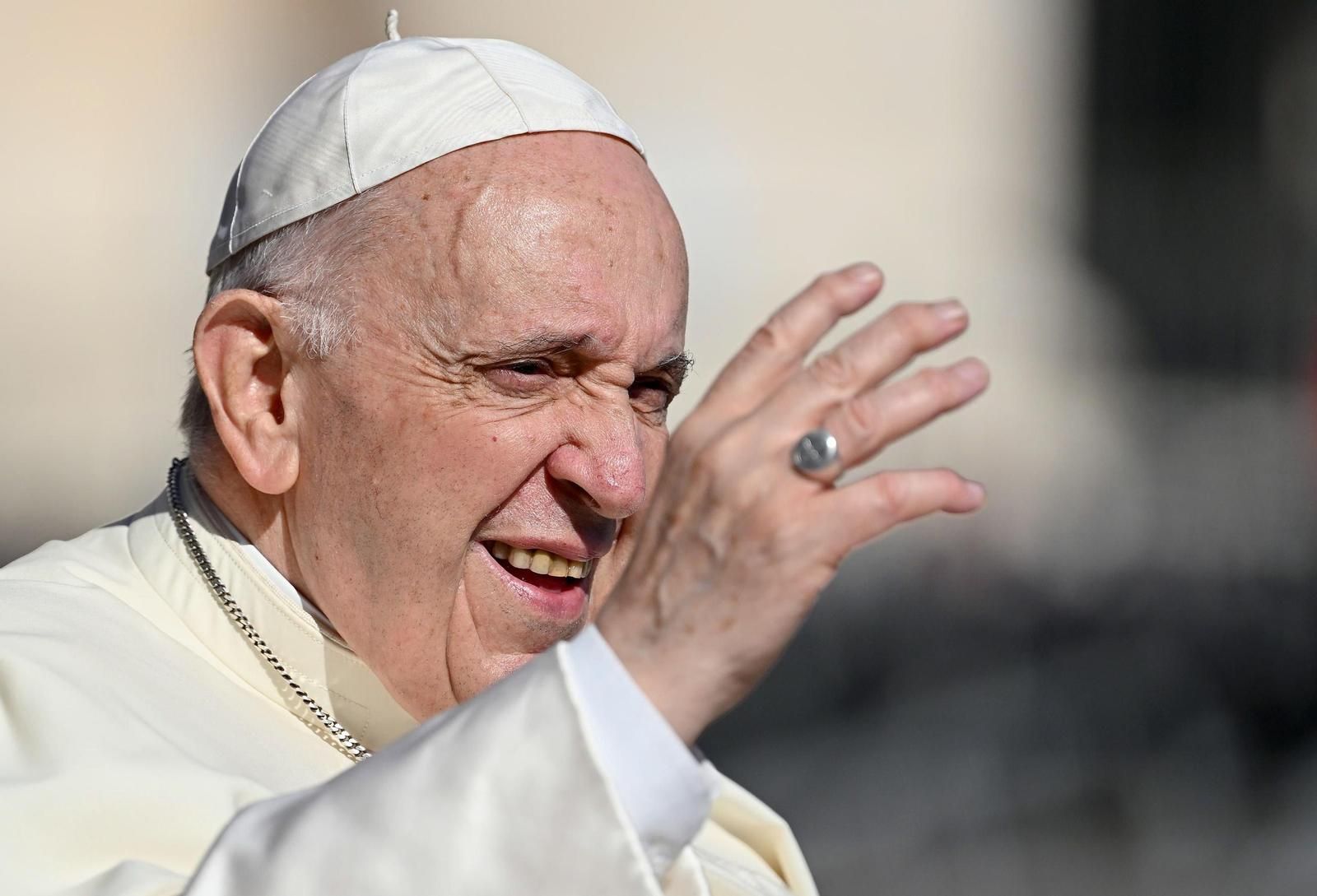El papa Francisco se dirige a los fieles