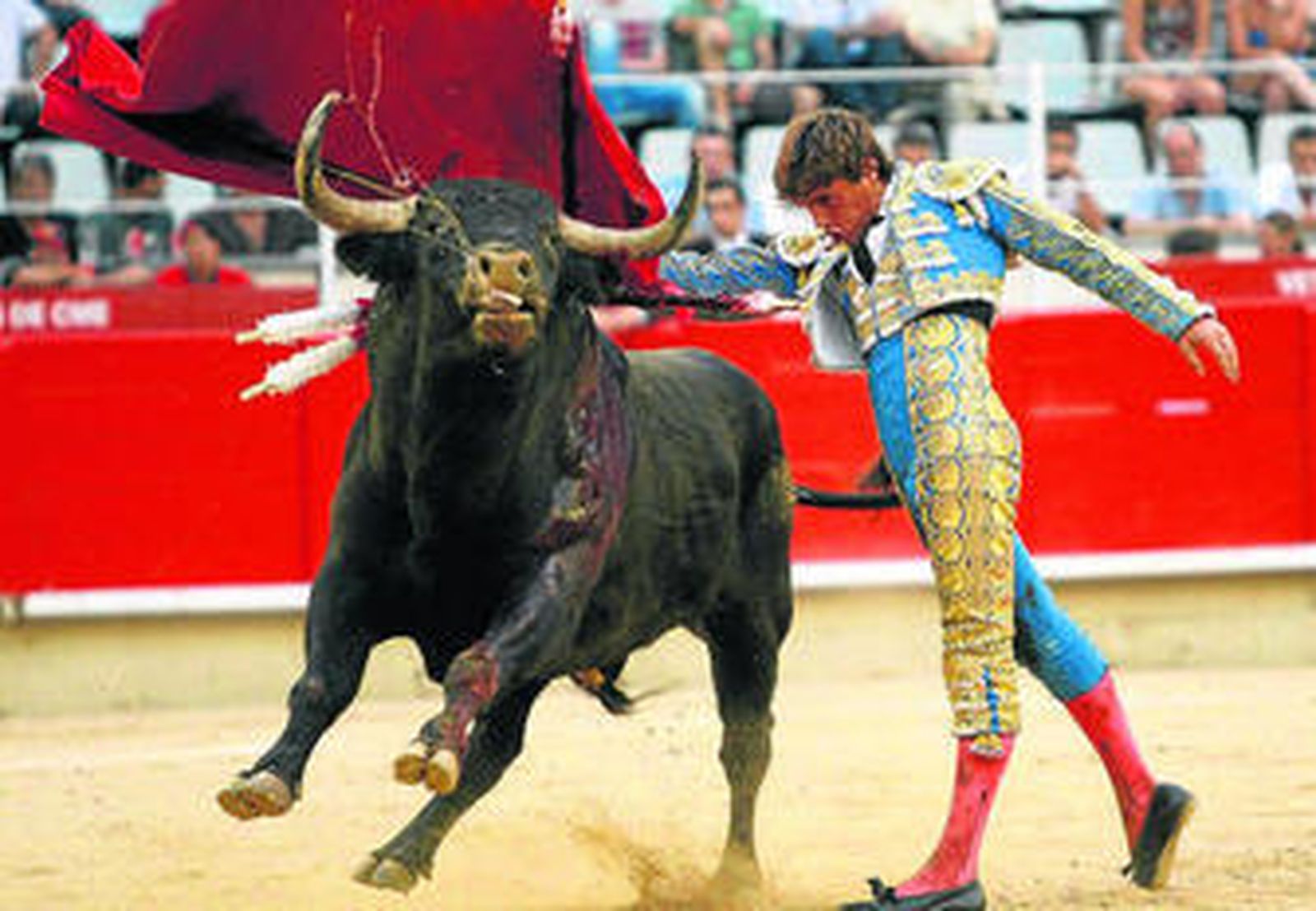 Tendero reivindica la Fiesta en Barcelona indultando un toro