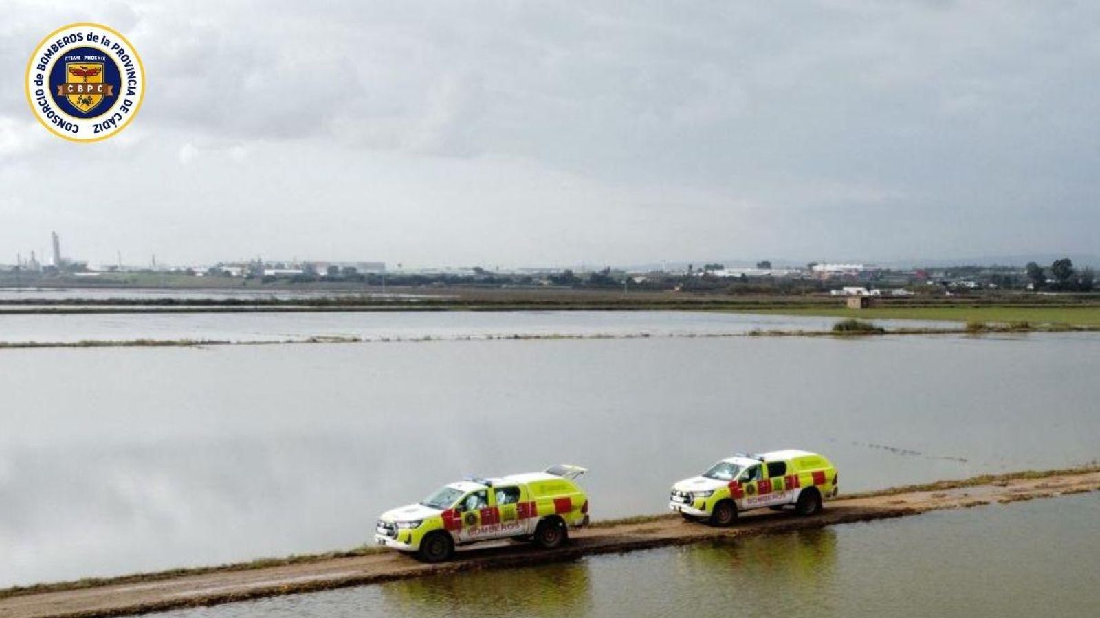 Vehículos del Consorcio de Bomberos de la provnicia de Cádiz en la Albufera de Valencia.