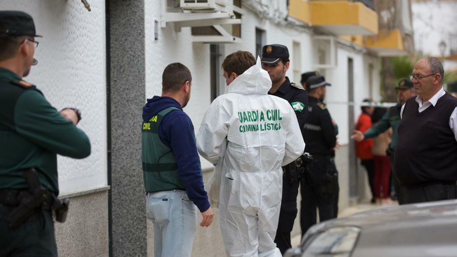 Agentes de la Guardia Civil en el lugar del suceso.