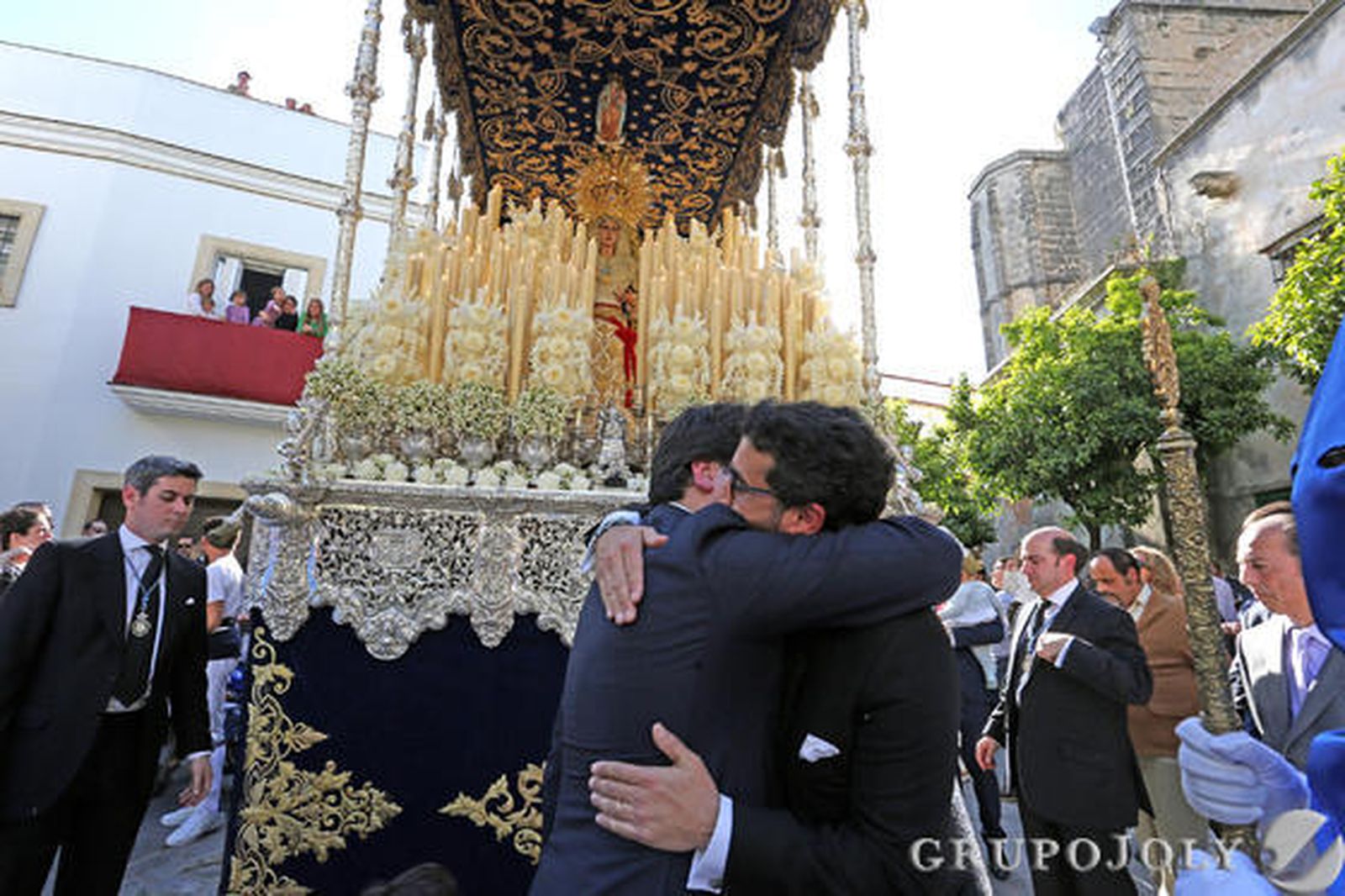 El hermano mayor de La Cena y el capataz del palio de la Estrella se abrazan ayer por la tarde.

Foto: Pascual