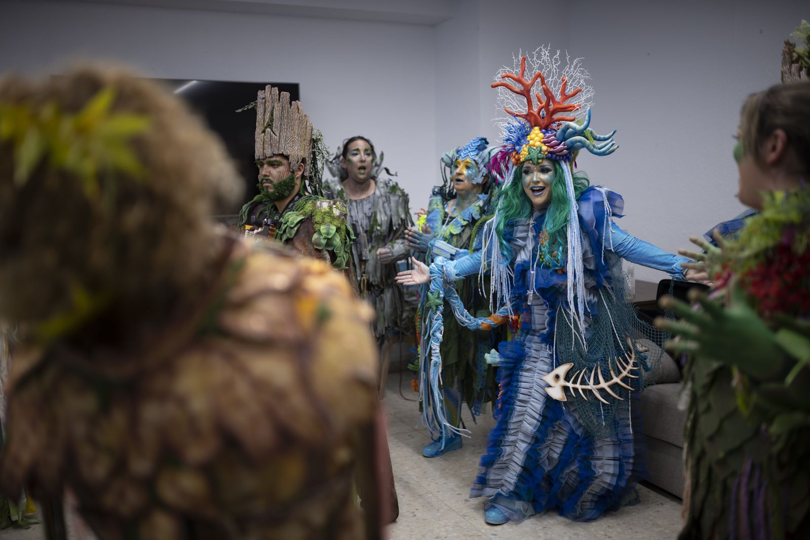 Imágenes de la actuación de la comparsa de Huelva "La vieja verde" en el Carnaval Colombino