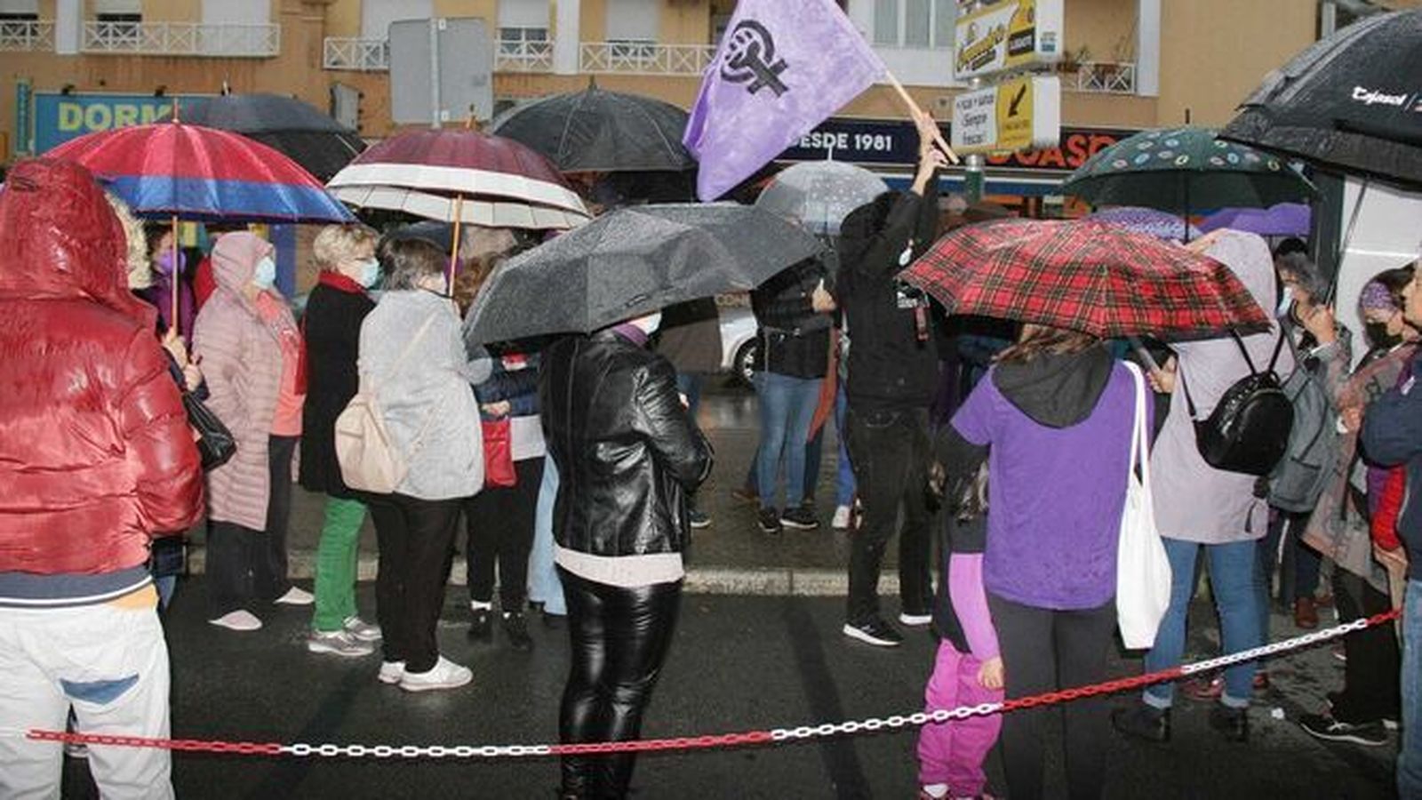 La marcha feminista se suspendió debido a la lluvia.