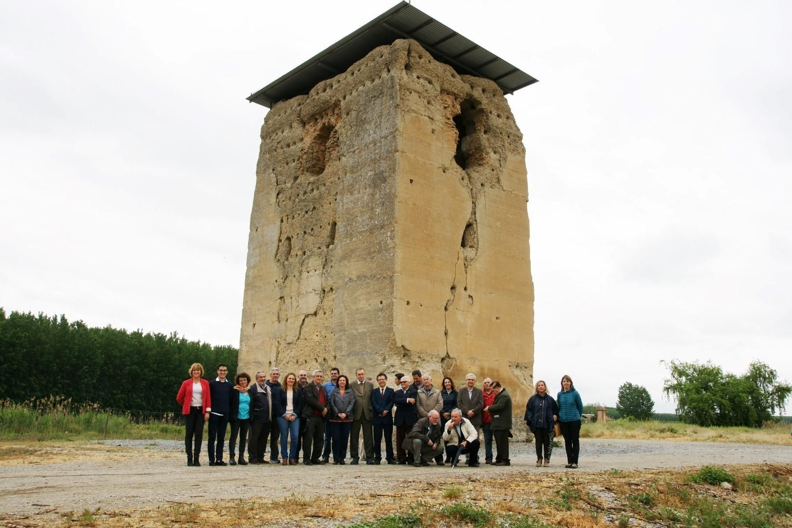 Imagen de los asistentes ante la Torre de Romilla.