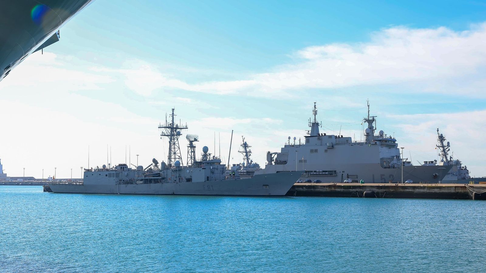 El buque 'Juan Carlos I' junto a otros buques de la Armada atracados en los muelles de la Base de Rota.