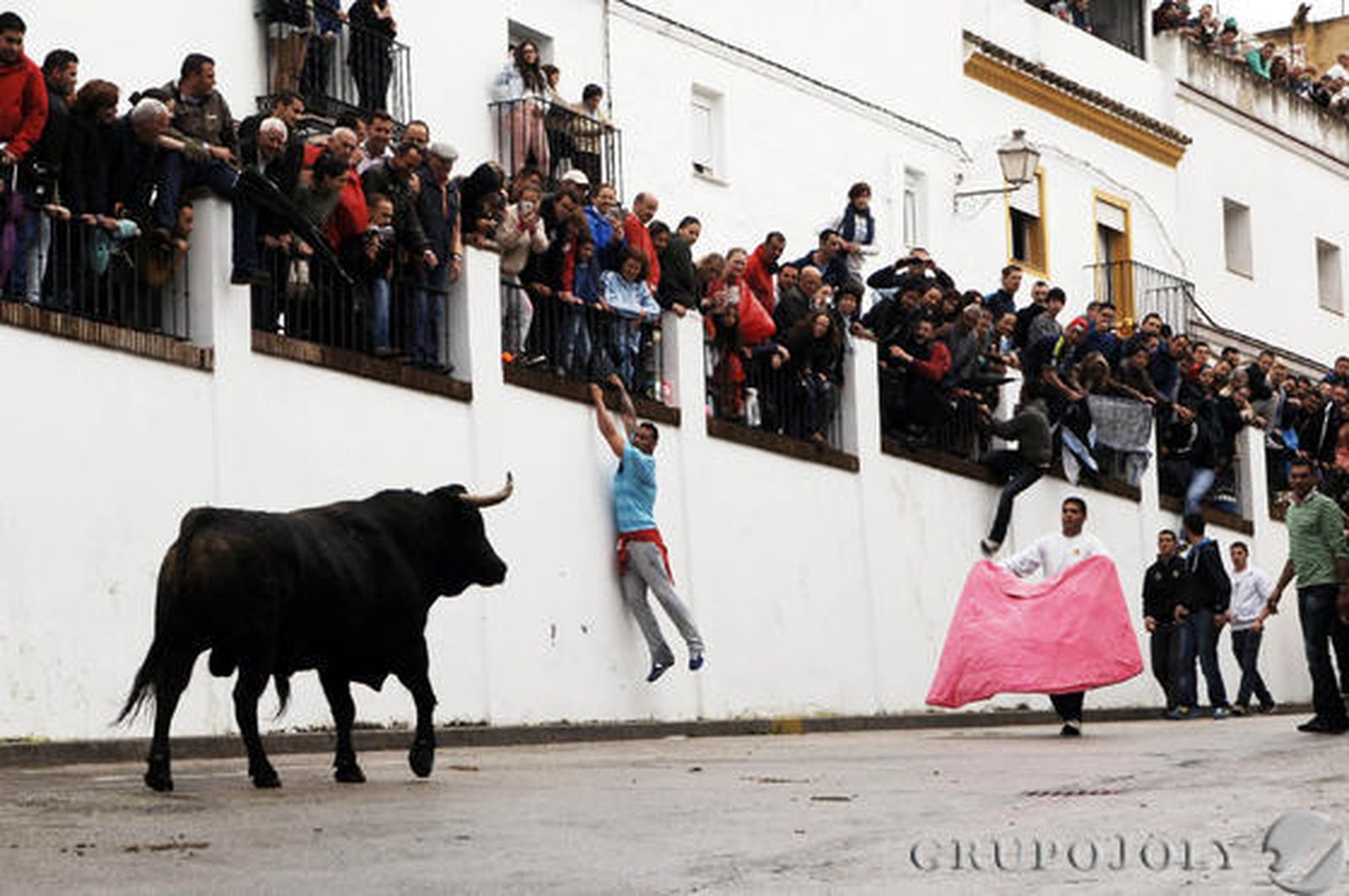 Un hombre resultó herido grave por una fuerte cornada en el abdomen en Arcos. Vejer, Paterna o Benamahoma también vivieron su fiesta

Foto: Ramon Aguilar