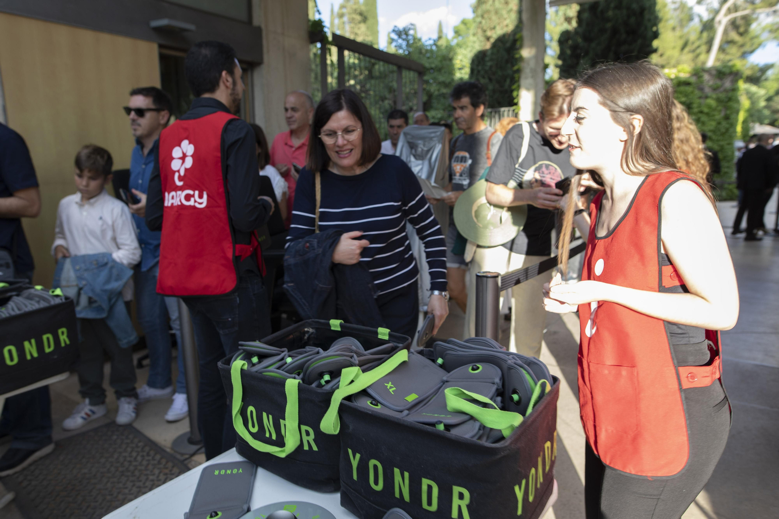 Ambiente festivo antes del concierto de Bob Dylan en Granada, en imágenes
