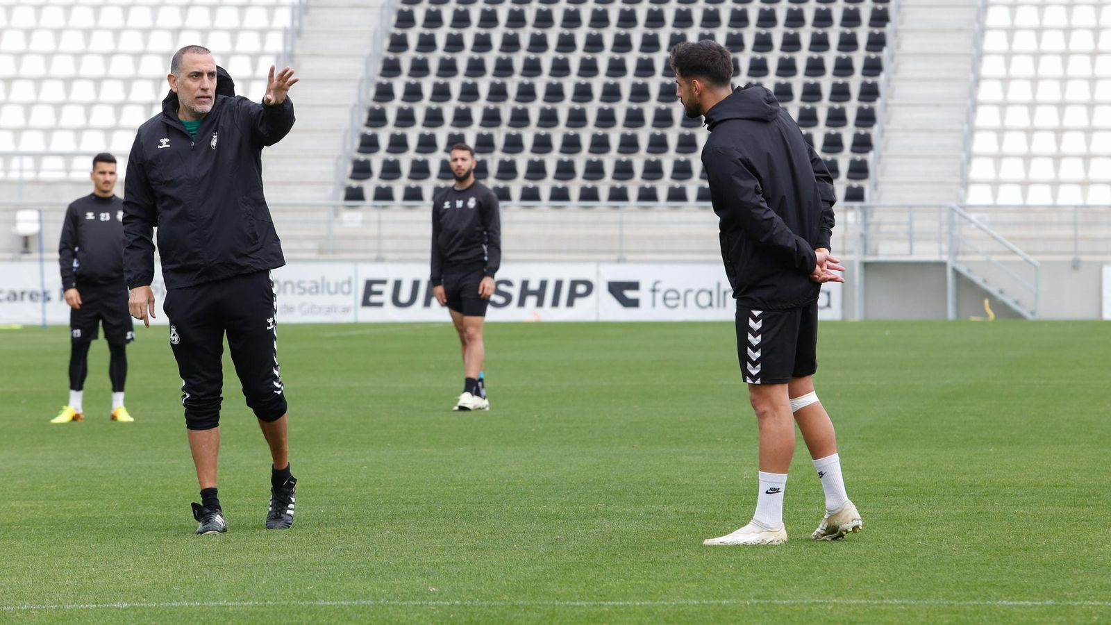 Romerito da instrucciones en su primera jornada como entrenador de la Balona