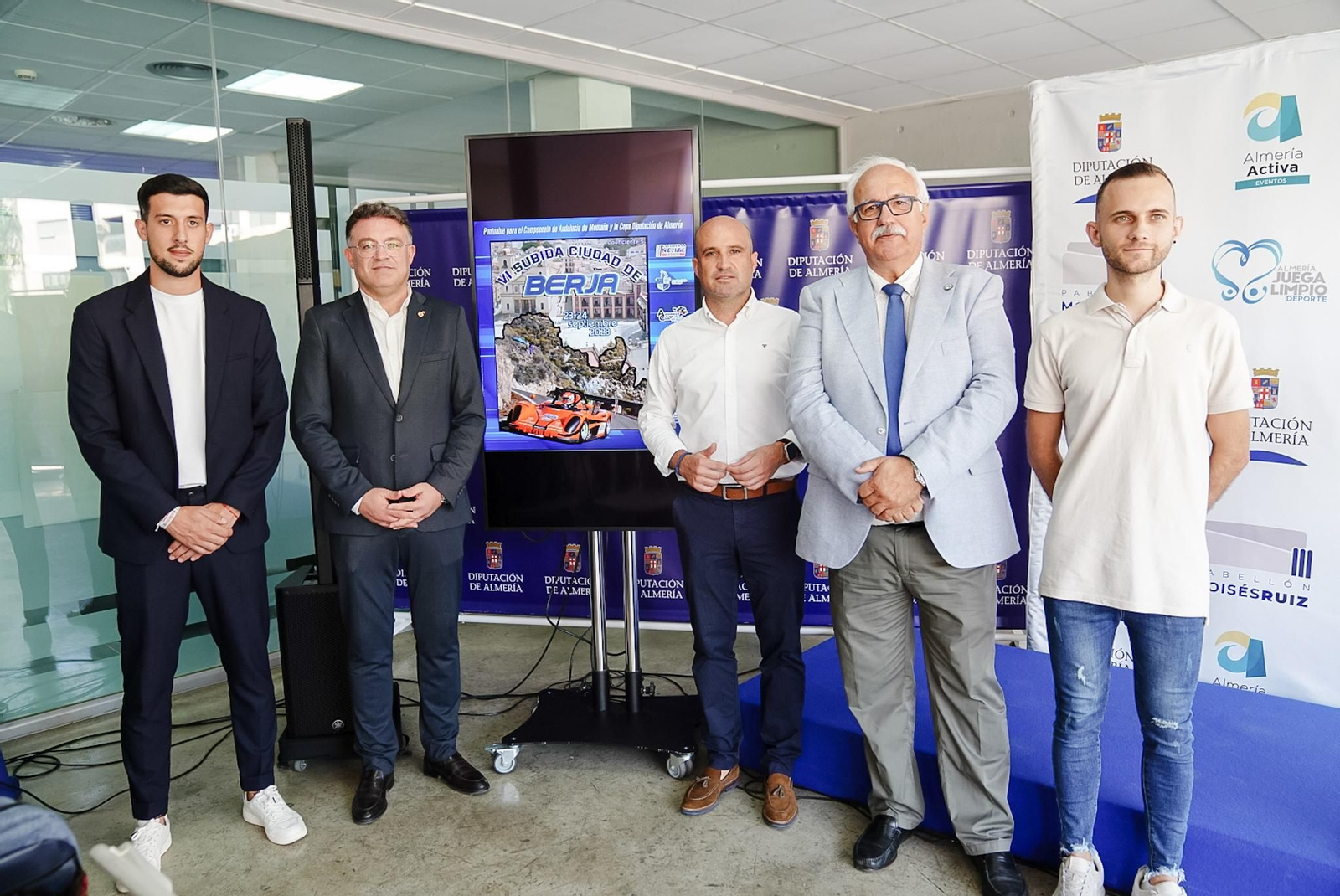 Foto de familia durante la presentación de la VI Subida ‘Ciudad de Berja’.