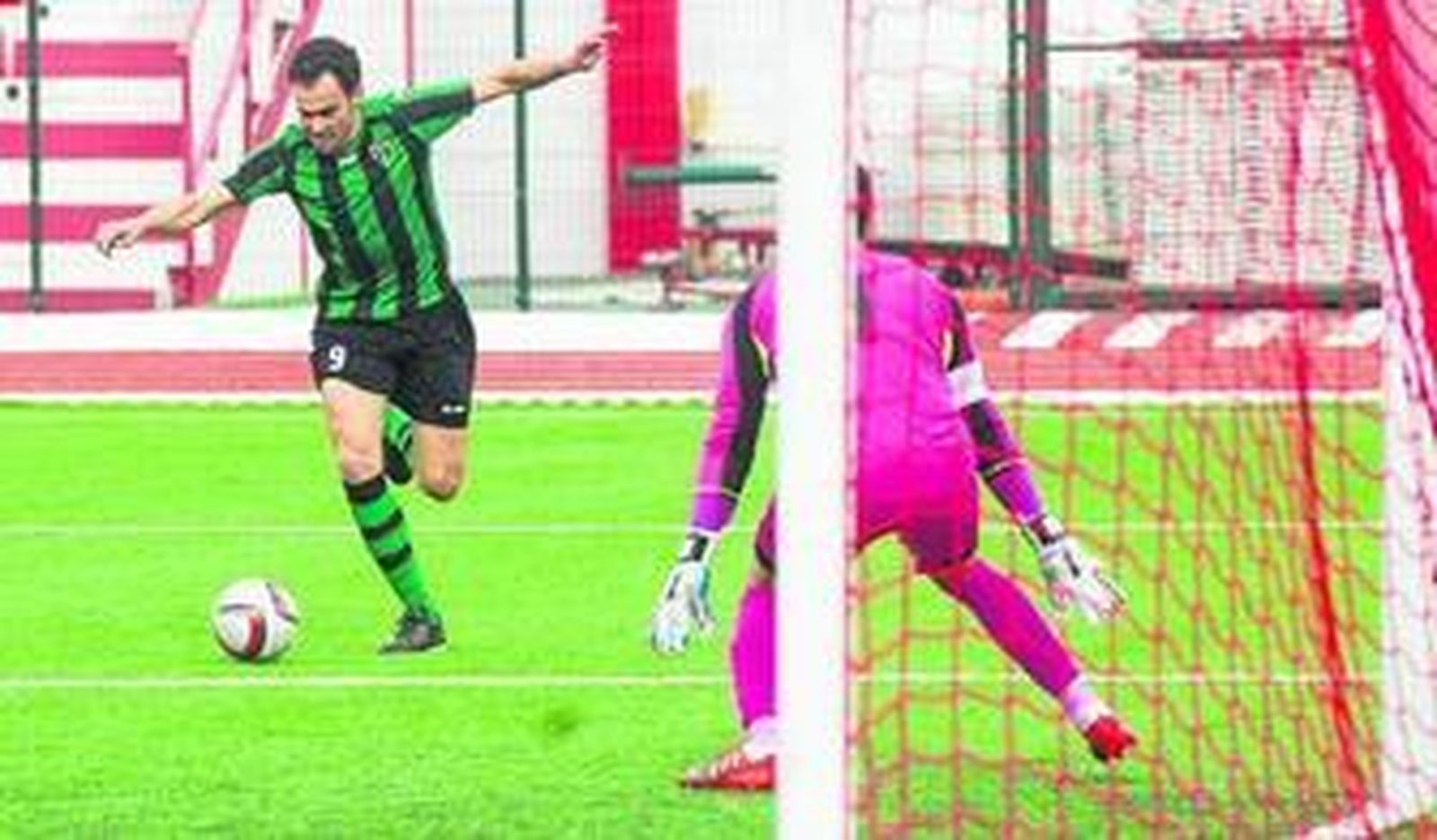 El exgualdiverde Pedro Carrión, en un partido con el Europa gibraltareño.