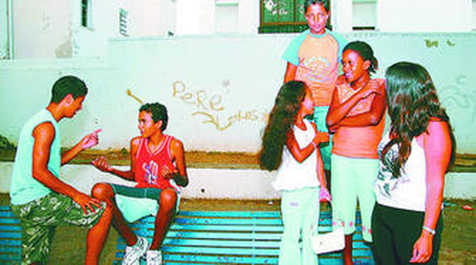 Un grupo de niños saharauis, el verano pasado, conversando en la plaza del Merendero.