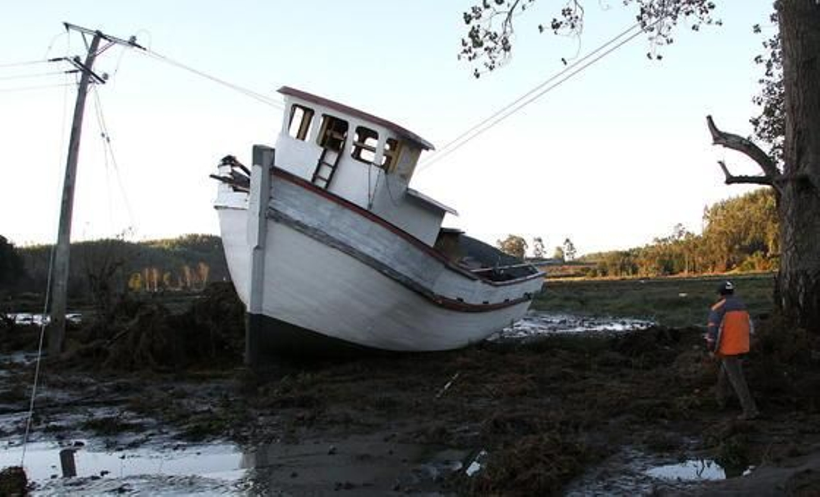 Las calles se llenan de desperfectos tras el fuerte 'tsunami' en Japón.