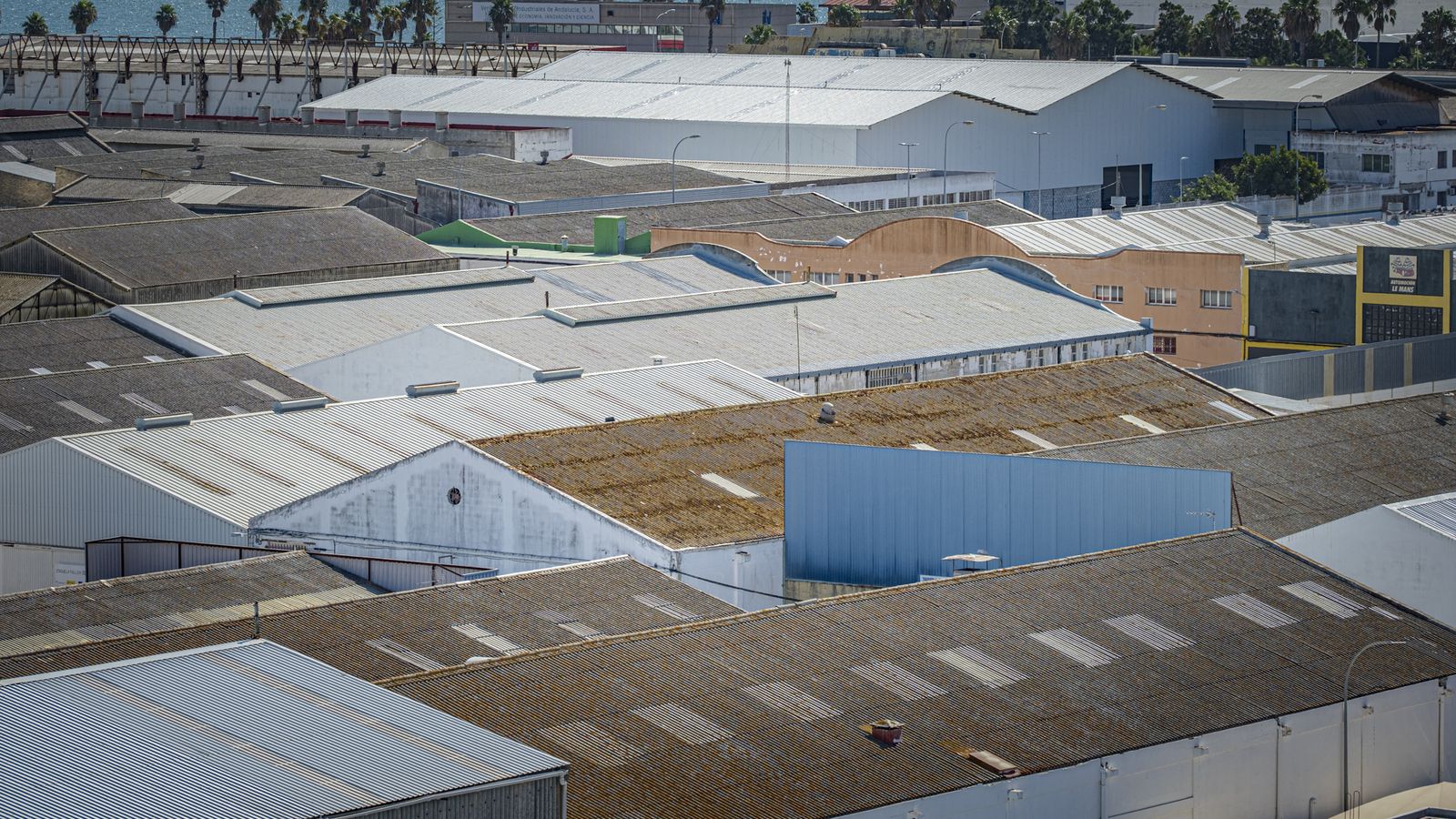 Vista de varias naves ubicadas en el polígono exterior de la Zona Franca.