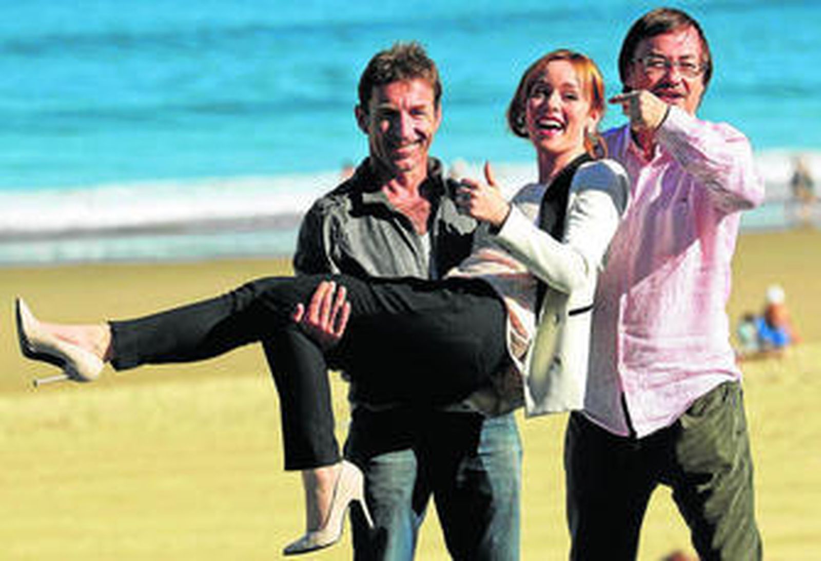 Antonio de la Torre, la actriz rumana Olimpia Melinte y el director Manuel Martín Cuenca, ayer en San Sebastián.