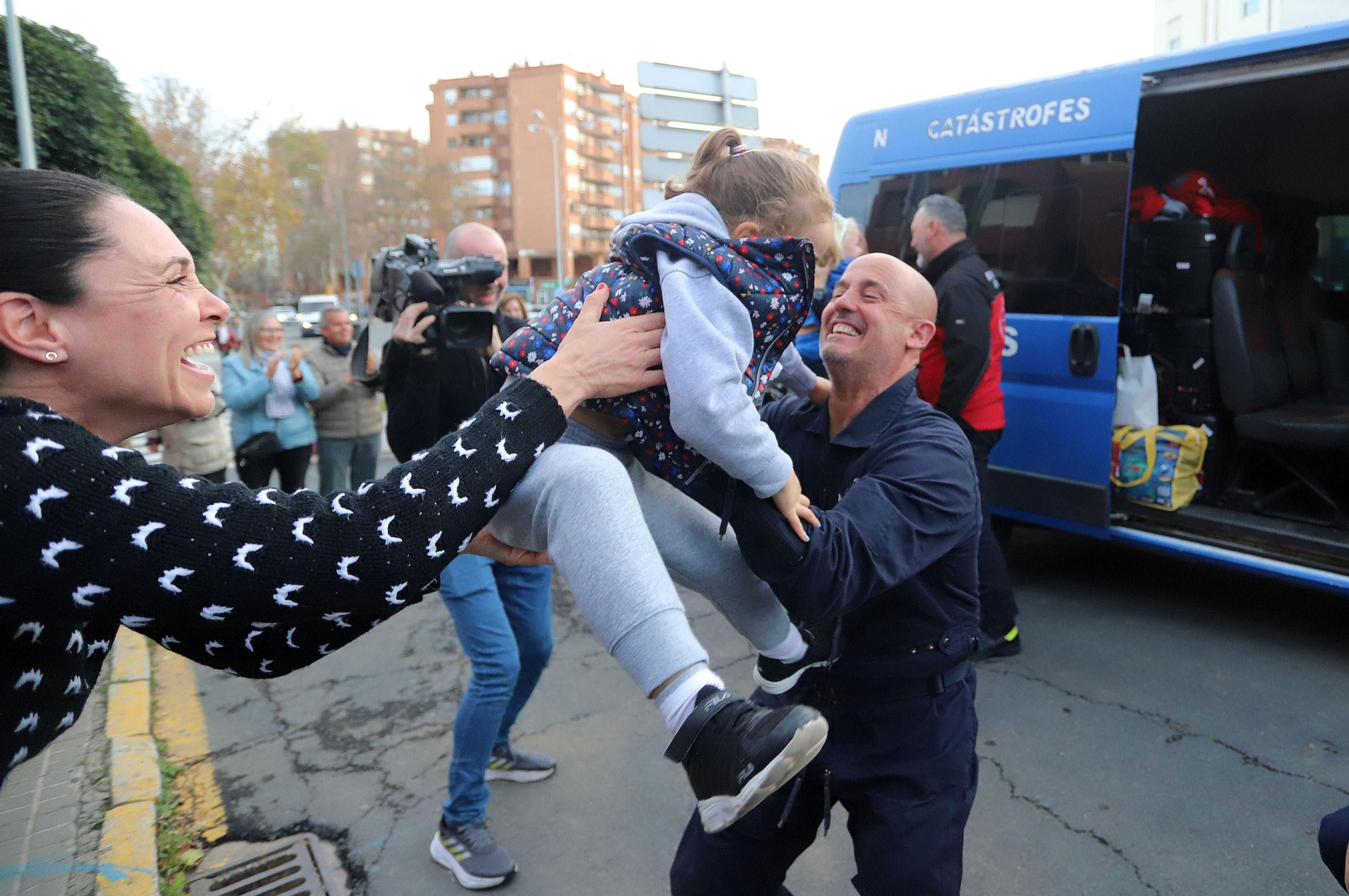 Imágenes del emotivo regreso de los Bomberos de Huelva tras sus labores de rescate en Turquía