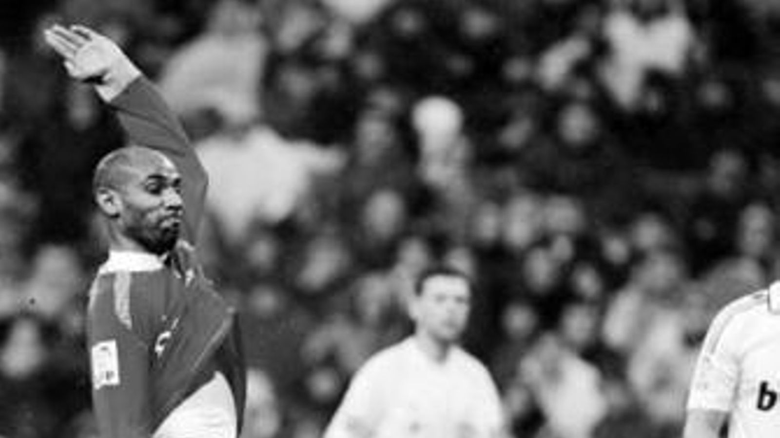 Kanoute observa una acción con Sergio Ramos en el suelo.