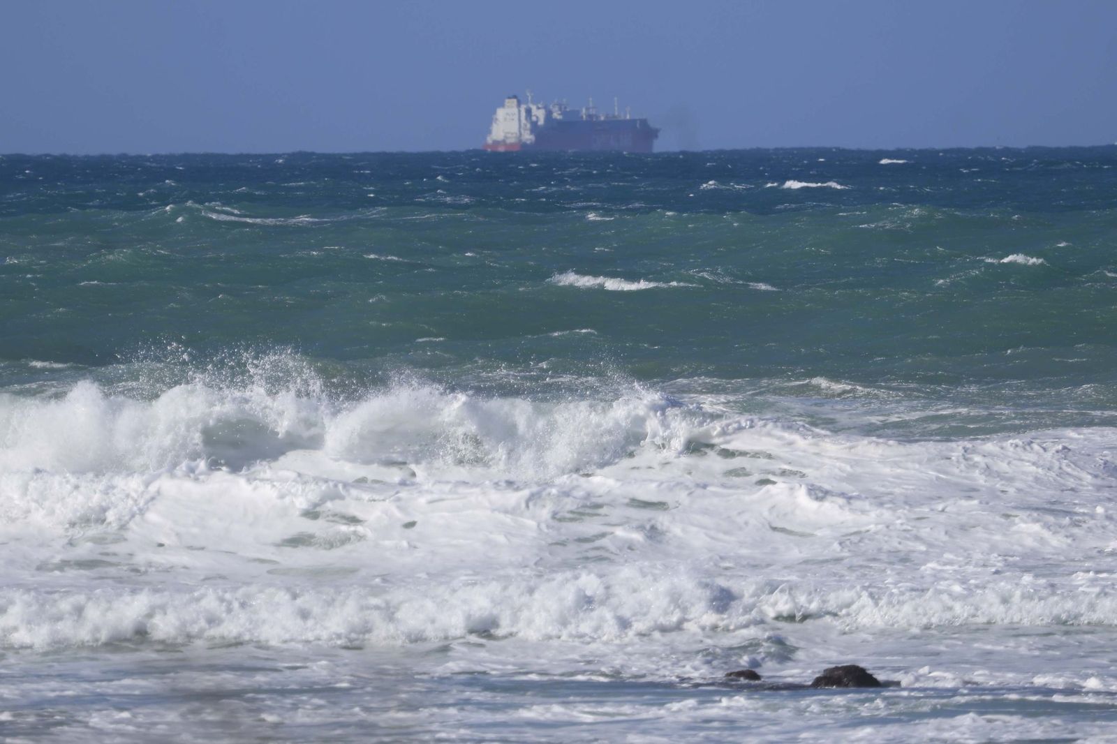 Las fotografías del paseo marítimo de Los Lances tras la borrasca Oriana