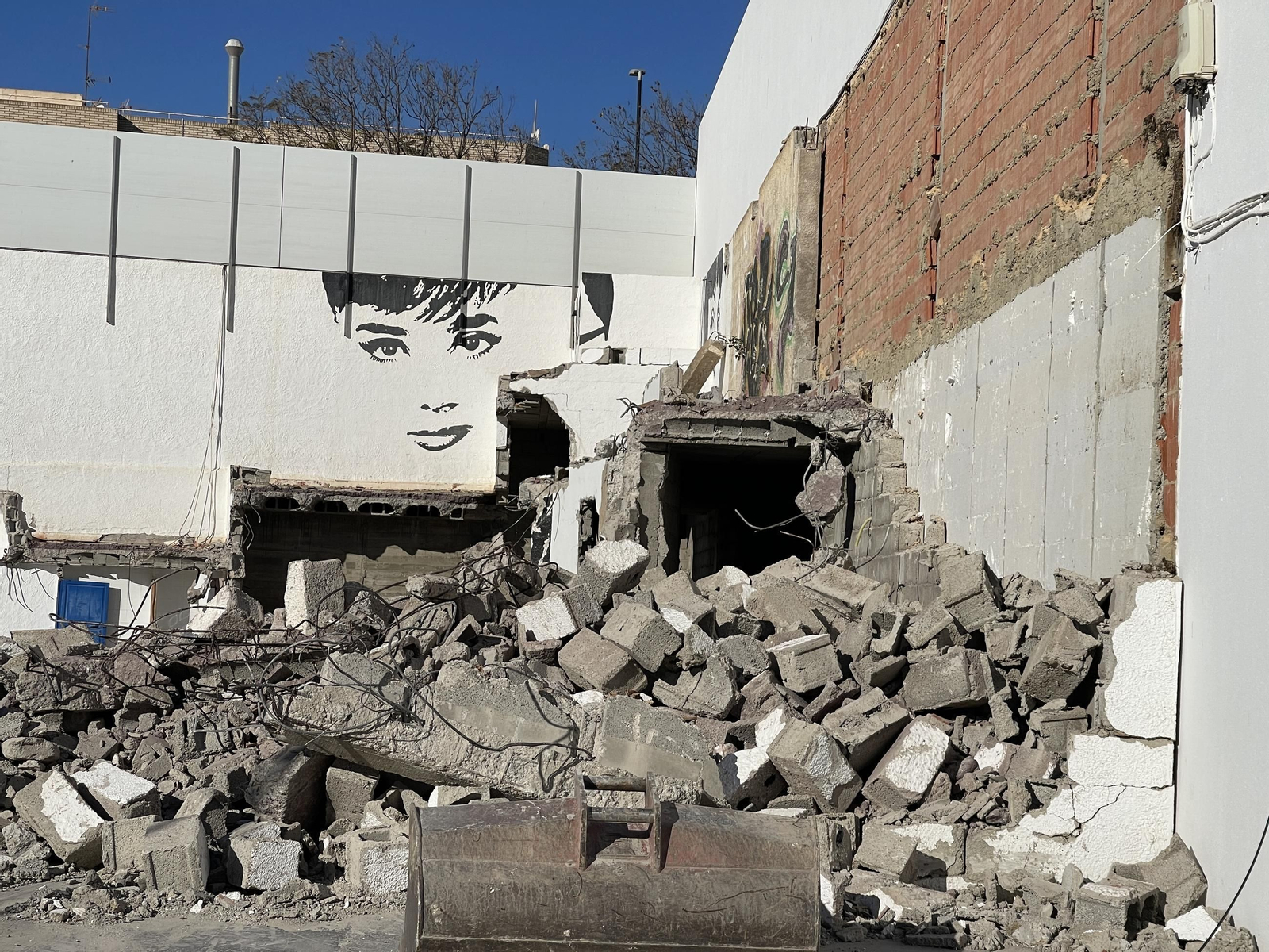 Las imágenes de la demolición del cine Tenis de Garrucha