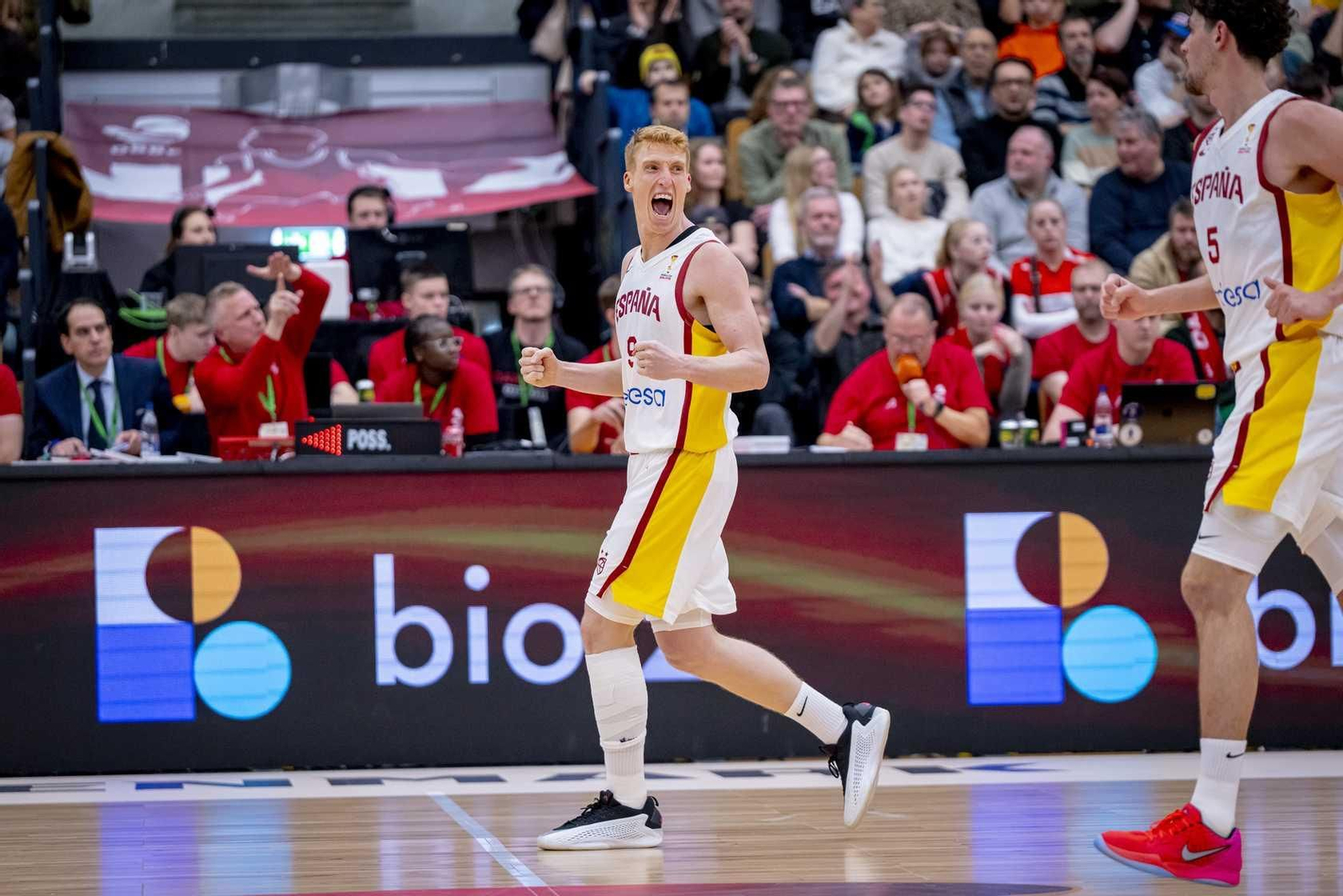 Cómodo inicio de la España de Chus Mateo con un buen Alberto Díaz