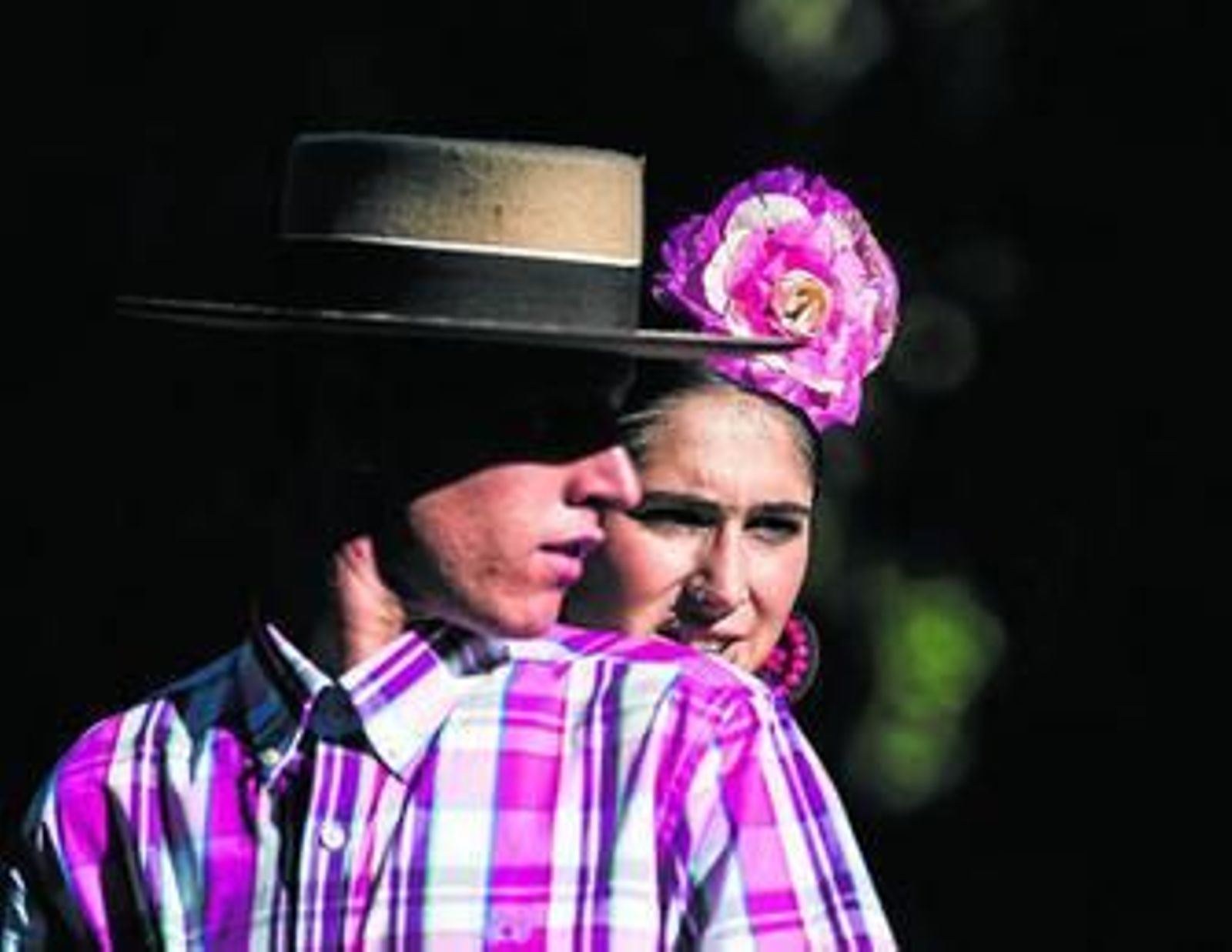 Una pareja a caballo, ayer, en el Real del Cortijo de Torres.