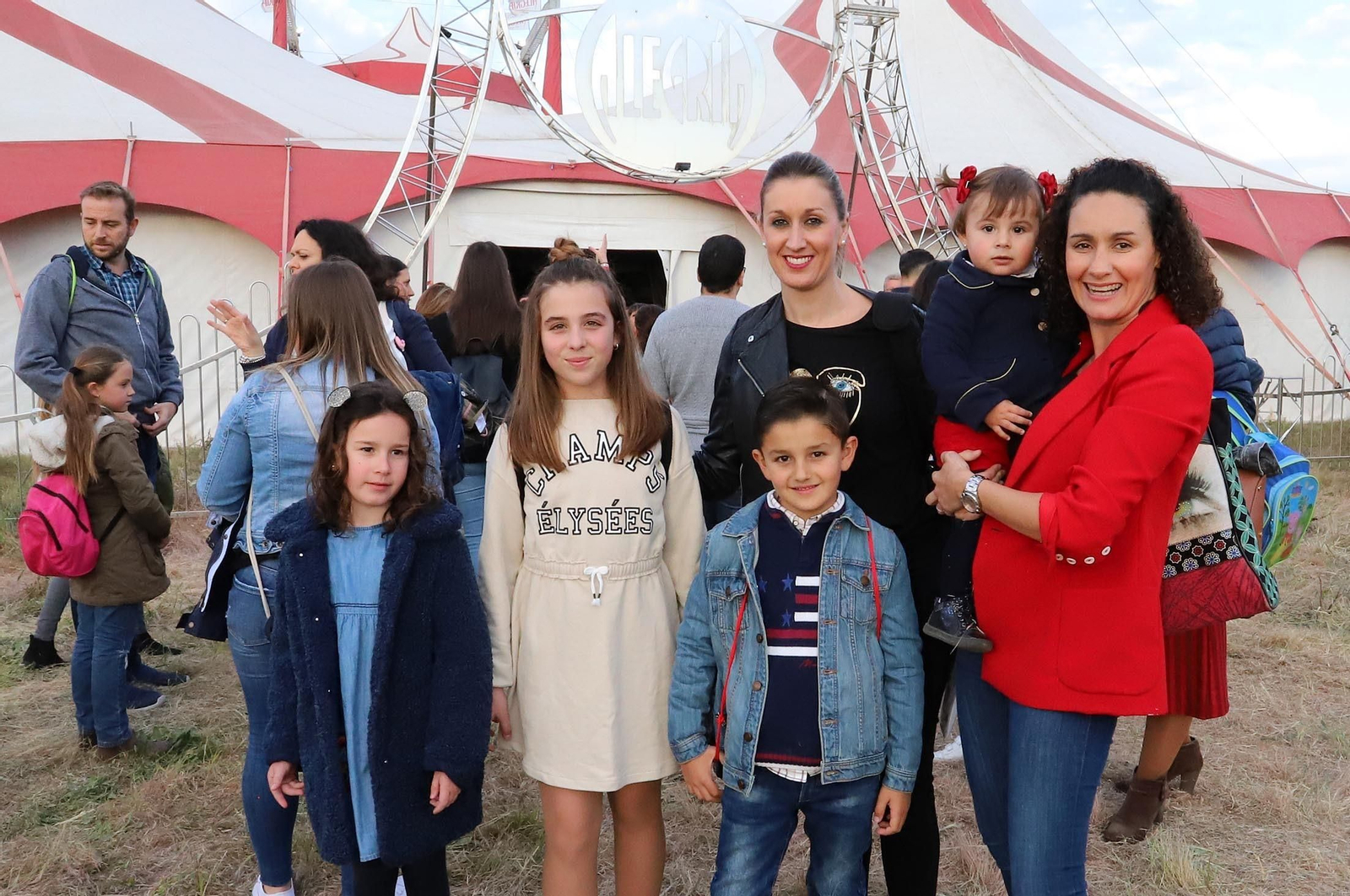 El Circo Alegría muestra su espectáculo sobre el agua, en imágenes