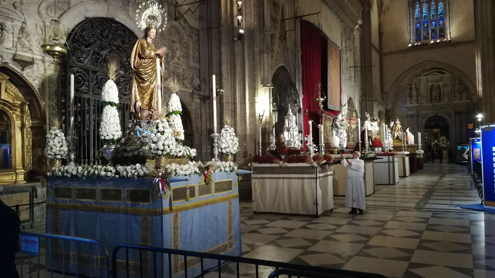 Los pasos preparados para su salida en el interior de la Catedral.