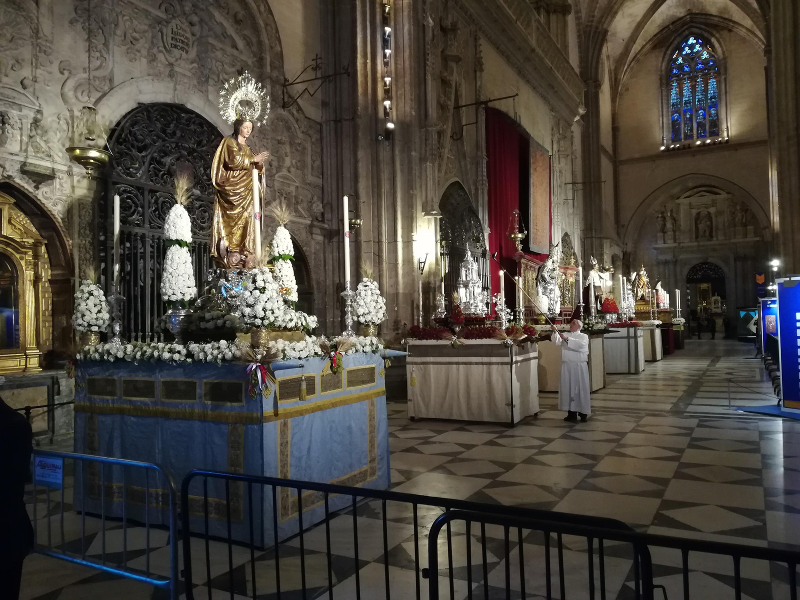 Los pasos preparados para su salida en el interior de la Catedral.