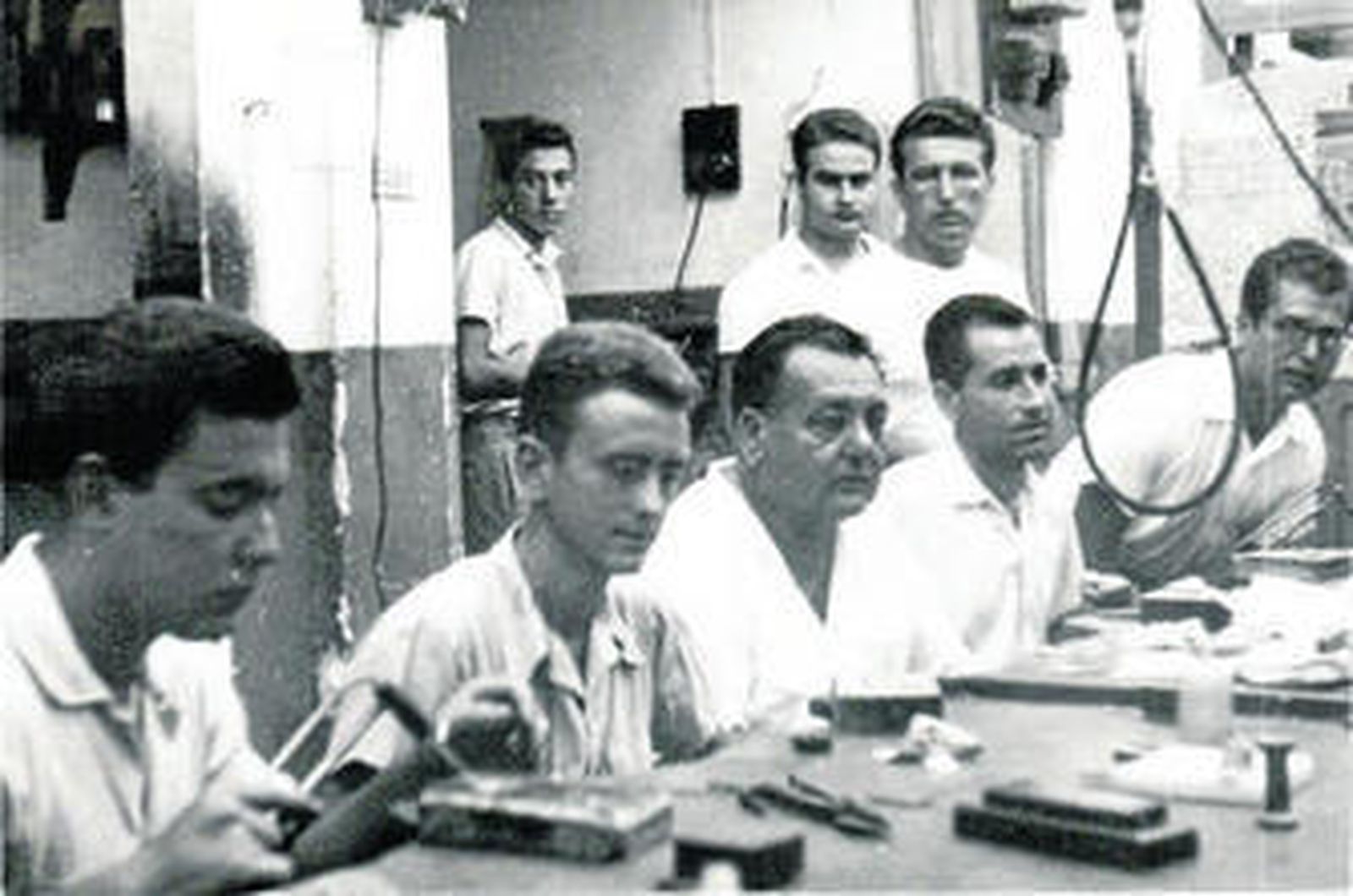 En la imagen podemos observar el taller de la joyería Oroplus, en sus comienzos, allá por la década de los cuarenta del pasado siglo.