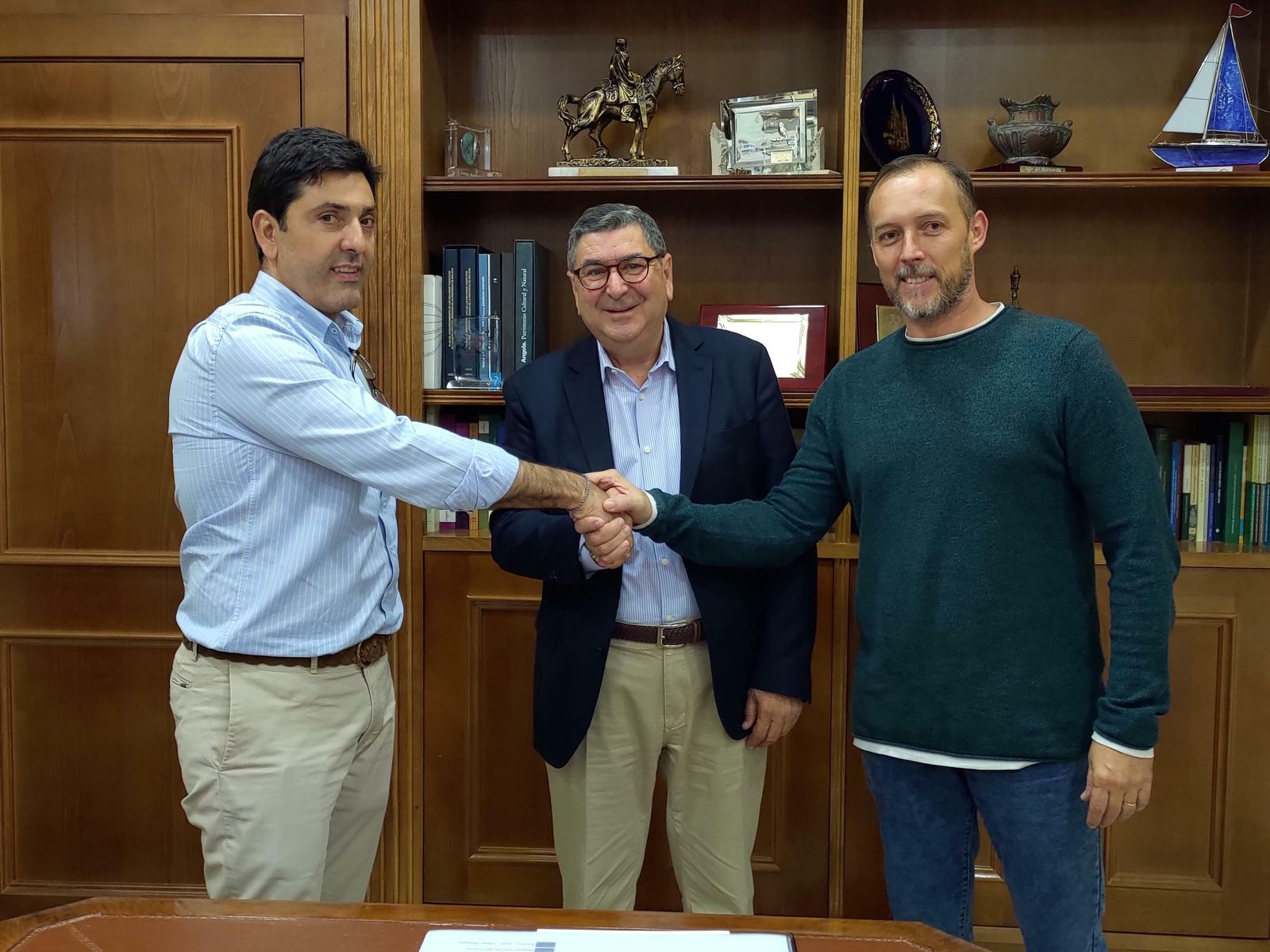 El alcalde de Vélez-Málaga, el concejal de Contratación y el representante de la empresa adjudicataria.