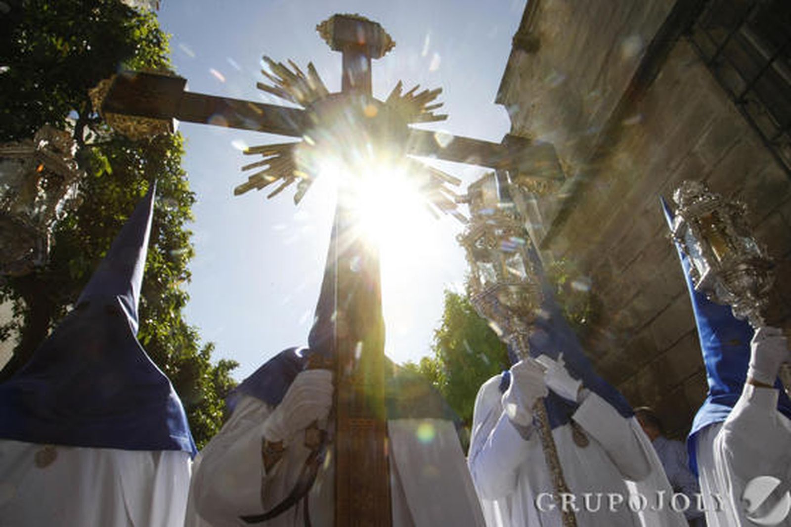 El sol de la tarde, que llegó a pegar con inusitada fuerza, se dibuja en la imagen tras la cruz de guía de la Hermandad de la Borriquita.

Foto: Pascual
