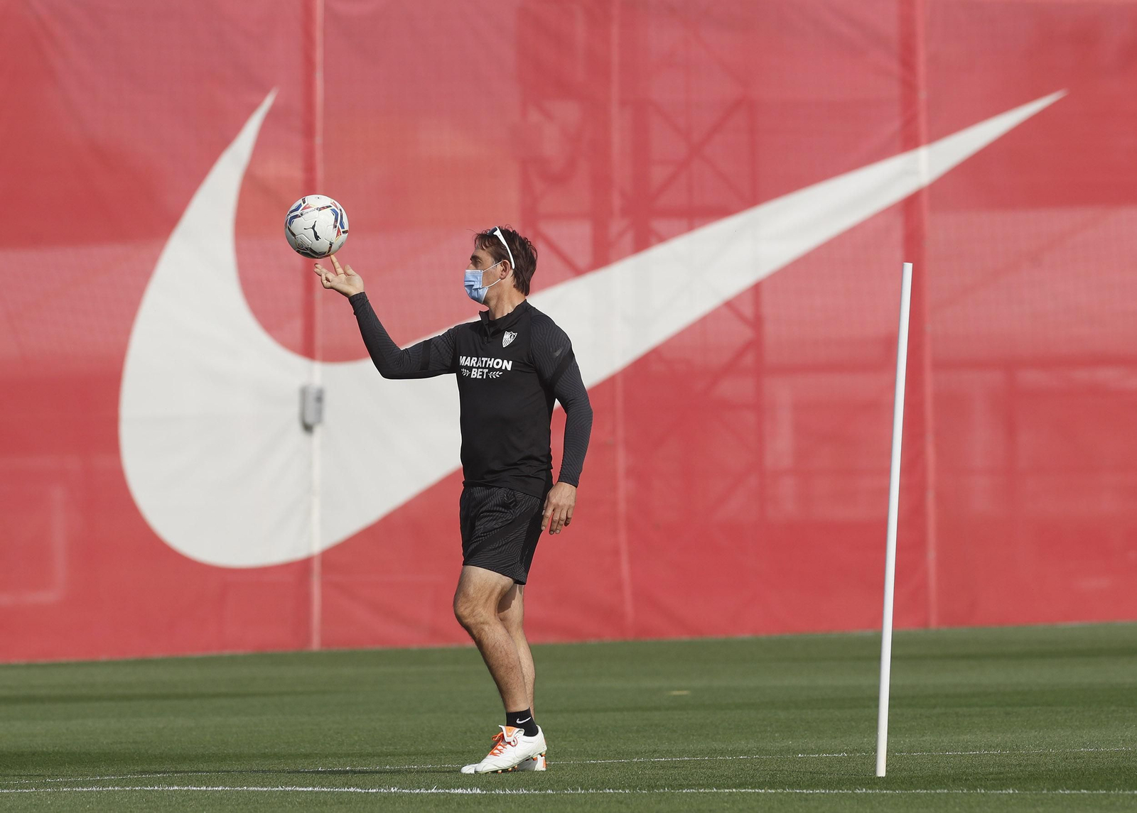 Julen Lopetegui juguetea con un balón en uno de los últimos entrenamientos.