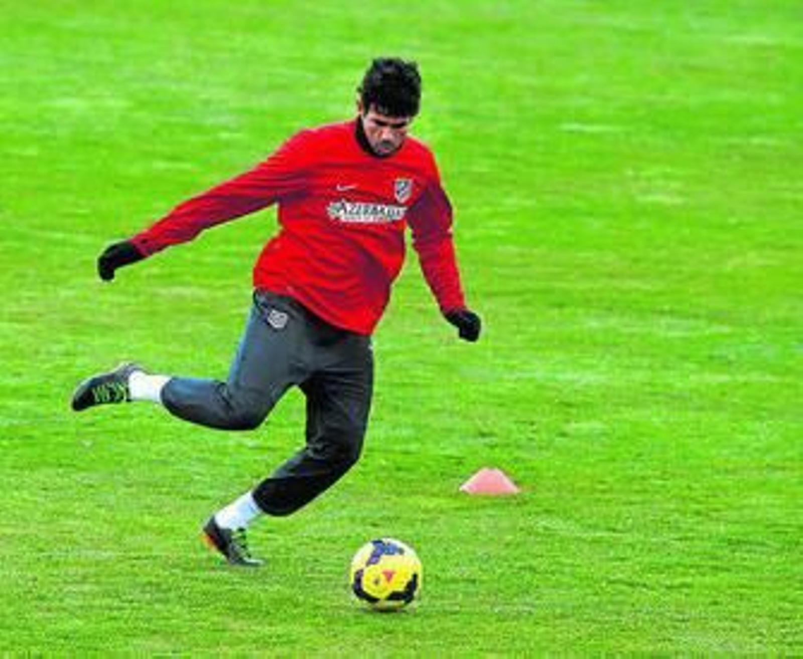 Diego Costa golpea el balón con su pierna derecha.