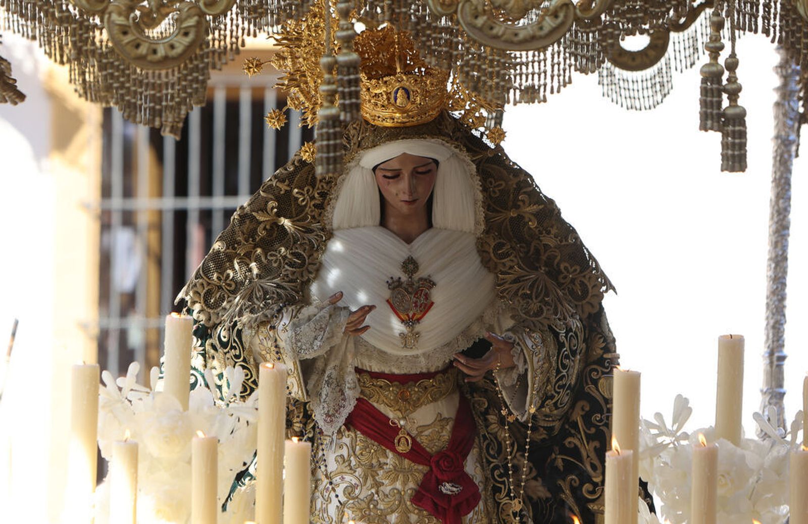 La Virgen de Gracia y Esperanza al poco de salir a la calle